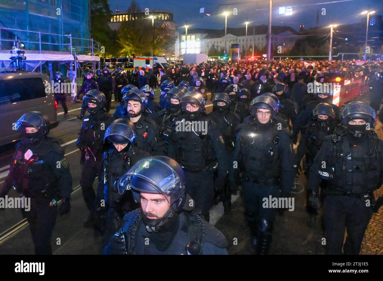 Leipzig - Pyrotechnik und Fangesänge: Serbische Fußballfans in Leipzig - Großeinsatz der Polizei 25.10.2023 ab 18 Uhr Leipzig, Stadtgebiet zum Champions-League-Spiel am Mittwochabend gegen Roter Stern Belgrad wurden die Sicherheitsvorkehrungen in Leipzig massiv erweitert. Kräfte aus Sachsen-Anhalt und Mecklenburg-Vorpommern unterstützen die Leipziger Polizei und die sächsische Bereitschaftspolizei. Neben der Reiterstaffel ist auch ein Hubschrauber im Einsatz. Am Nachmittag versammelten sich über 2,000 Belgrader Fans in der Leipziger Innenstadt und stimmten lautstark Fangesänge an. Von Richard- Stockfoto