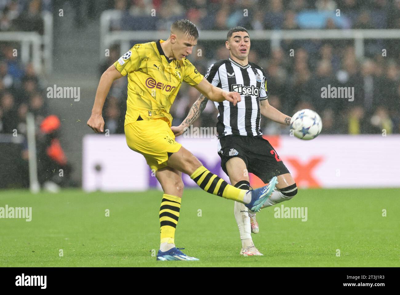 Newcastle, Großbritannien. Oktober 2023. Nico Schlotterbeck #4 von Borussia Dortmund räumt den von Miguel Almirón #24 von Newcastle United während des UEFA Champions League-Spiels Newcastle United gegen Borussia Dortmund in St. James's Park, Newcastle, Großbritannien, 25. Oktober 2023 (Foto: Mark Cosgrove/News Images) Credit: News Images LTD/Alamy Live News Stockfoto