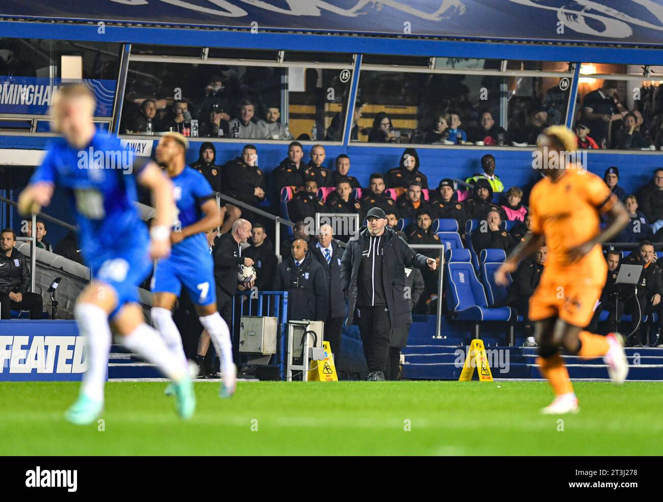 Oktober 2023; St Andrews, Birmingham, West Midlands, England; EFL Championship Football, Birmingham City gegen Hull City; Birmingham-Manager Wayne Rooney gibt seinem Team den Weg Stockfoto