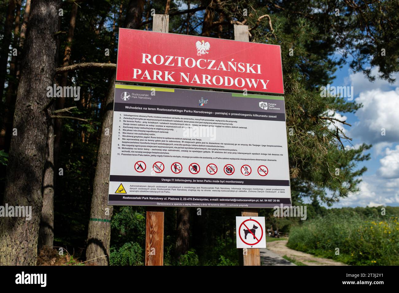 9. August 2023, Zwierzyniec, Woiwodschaft Lubelskie, Polen: Zeichen des Roztoczanski-Parks Narodowy in der Nähe des Echo-Teichs (Stawy Echo) in Zwierzyniec. Der Nationalpark Roztocze liegt im Südosten Polens in Roztocze, in der Woiwodschaft Lubelskie. Sie wurde am 10. Mai 1974 gegründet. Die Verwaltung des Parks befindet sich im Schloss des Bevollmächtigten in Zwierzyniec. (Credit Image: © Mateusz Slodkowski/SOPA Images via ZUMA Press Wire) NUR REDAKTIONELLE VERWENDUNG! Nicht für kommerzielle ZWECKE! Stockfoto