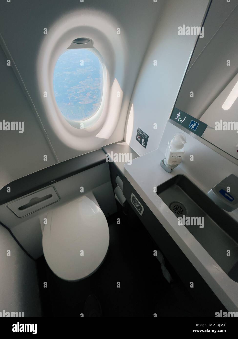 Ein Fenster in der Toilette eines Delta Air Lines Airbus A220 Flugzeugs Stockfoto