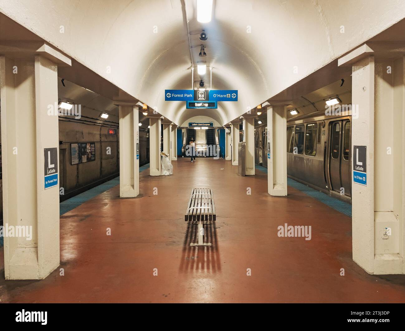 Ein Zug erreicht den Bahnsteig an der LaSalle Street Station auf der „L“ Blue Line in Chicago, USA Stockfoto