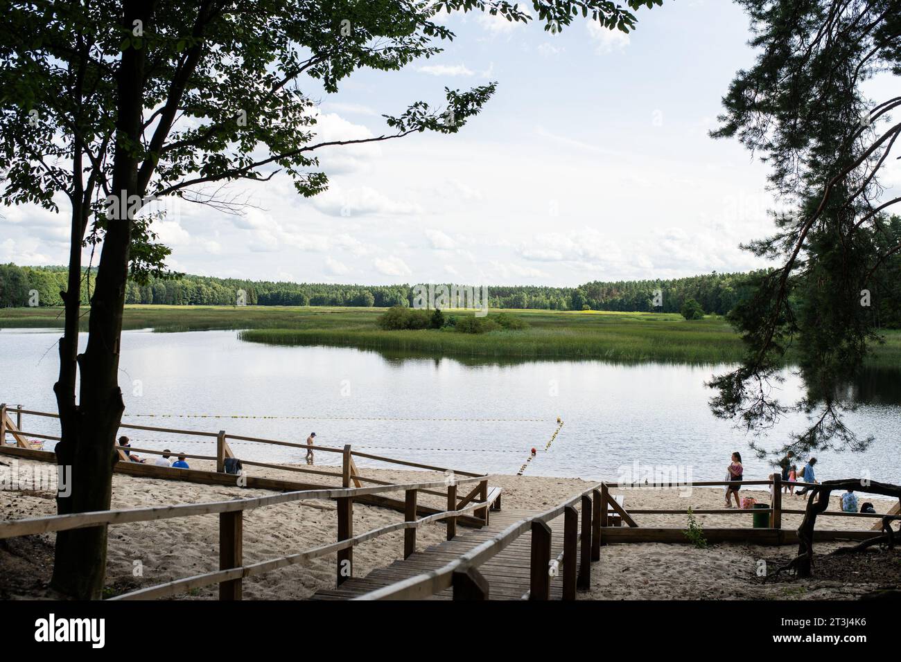 Blick auf den Echo-Teich (Stawy Echo) im Roztoczanski-Nationalpark in Zwierzyniec. Der Nationalpark Roztocze liegt im Südosten Polens in Roztocze, in der Woiwodschaft Lubelskie. Sie wurde am 10. Mai 1974 gegründet. Die Verwaltung des Parks befindet sich im Schloss des Bevollmächtigten in Zwierzyniec. (Foto: Mateusz Slodkowski / SOPA Images/SIPA USA) Stockfoto