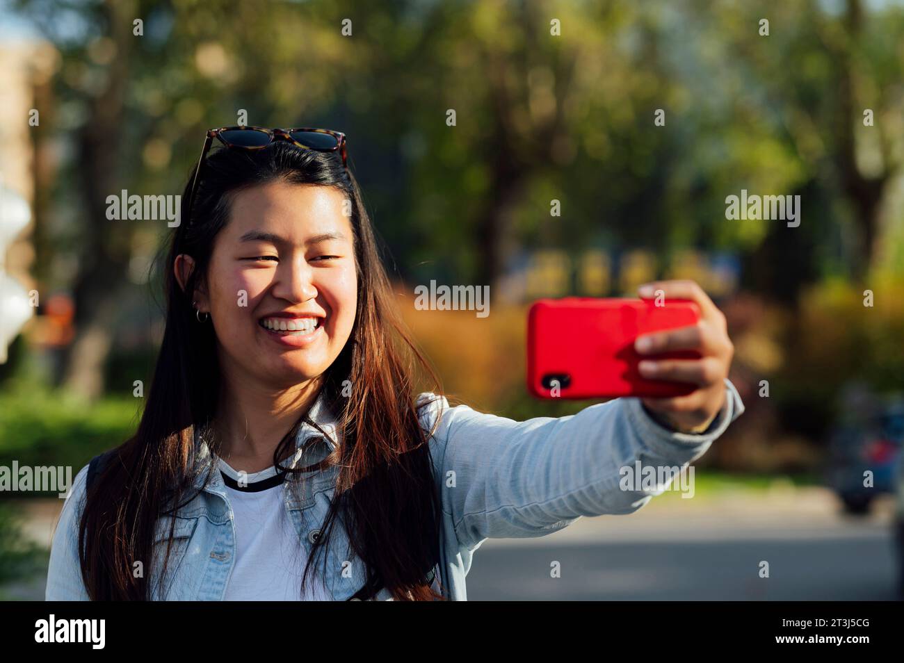 Asiatische Touristin macht ein Selfie in der Stadt Stockfoto