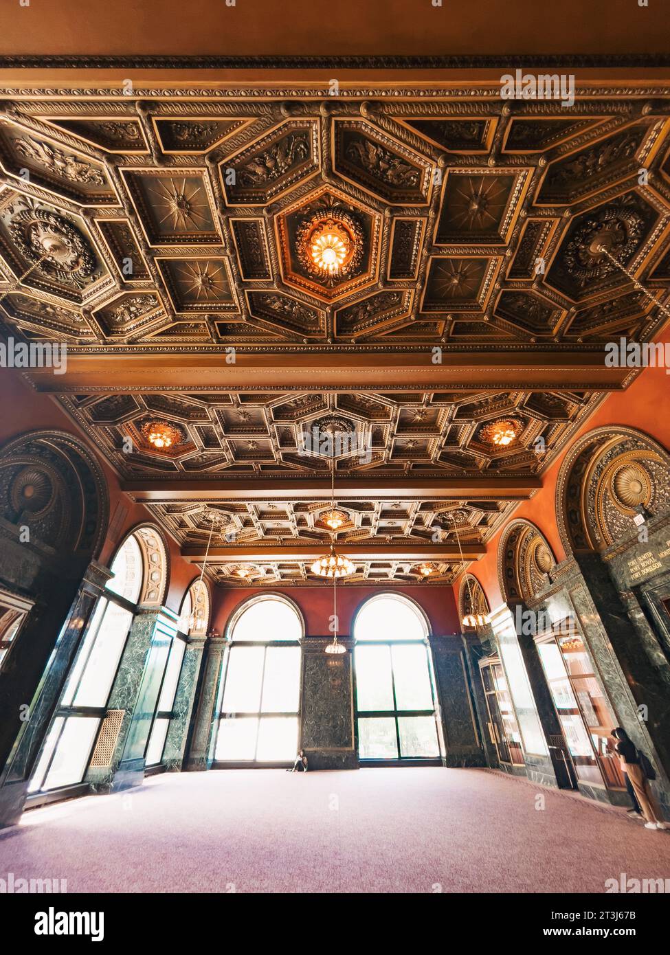 Kunstvolle Muster erstrecken sich über die Decke der Großen Armee der Republik (G.A.R.) Great Hall im Chicago Cultural Center Stockfoto