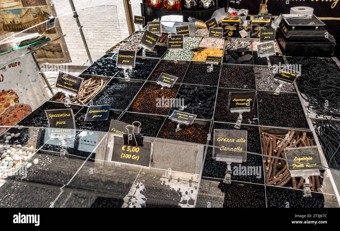 Verschiedene Lakritzsorten werden an einem Marktstand in Polignano a Mare Italien verkauft. Stockfoto