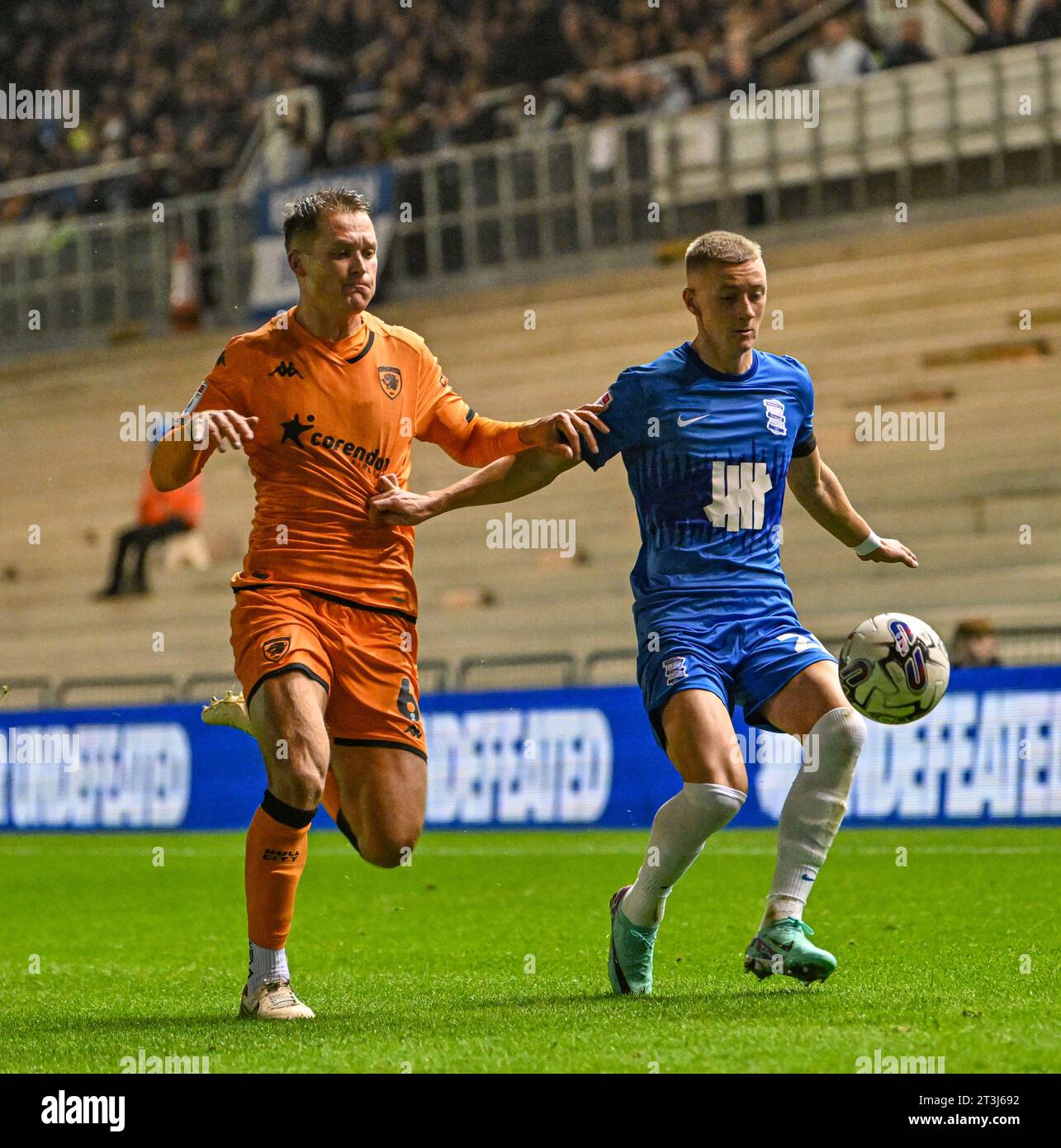 Oktober 2023; St Andrews, Birmingham, West Midlands, England; EFL Championship Football, Birmingham City gegen Hull City; Jay Stansfield aus Birmingham beschützt den Ball vor Sean McLoughlin aus Hull Stockfoto