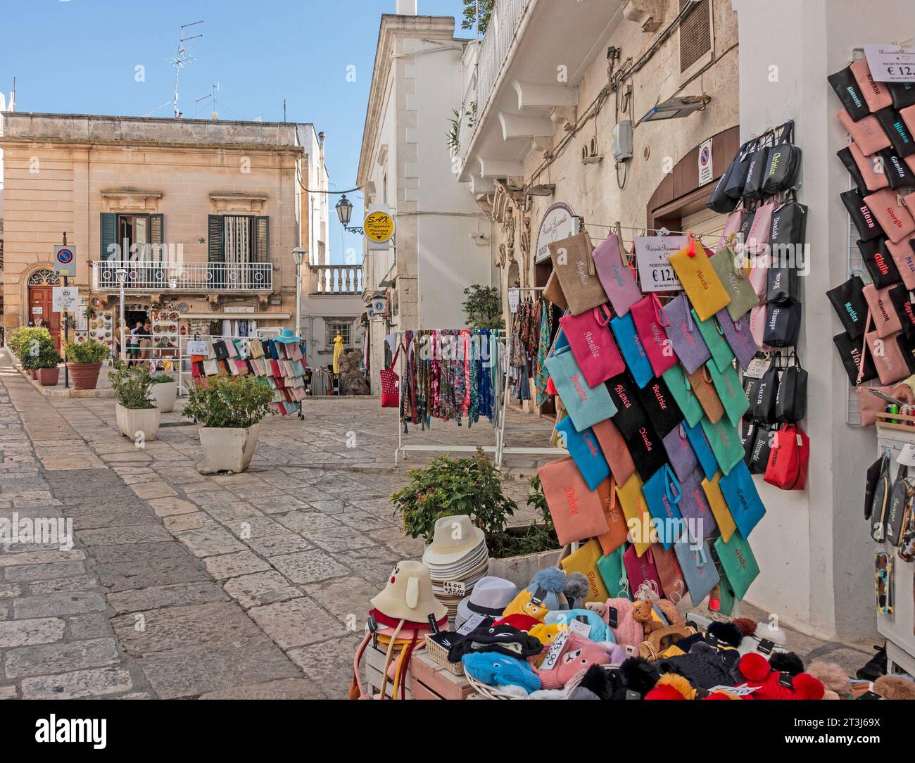 Ein Damenladen in Ostuni, Italien, mit farbenfrohen Bekleidungszubehör. Stockfoto