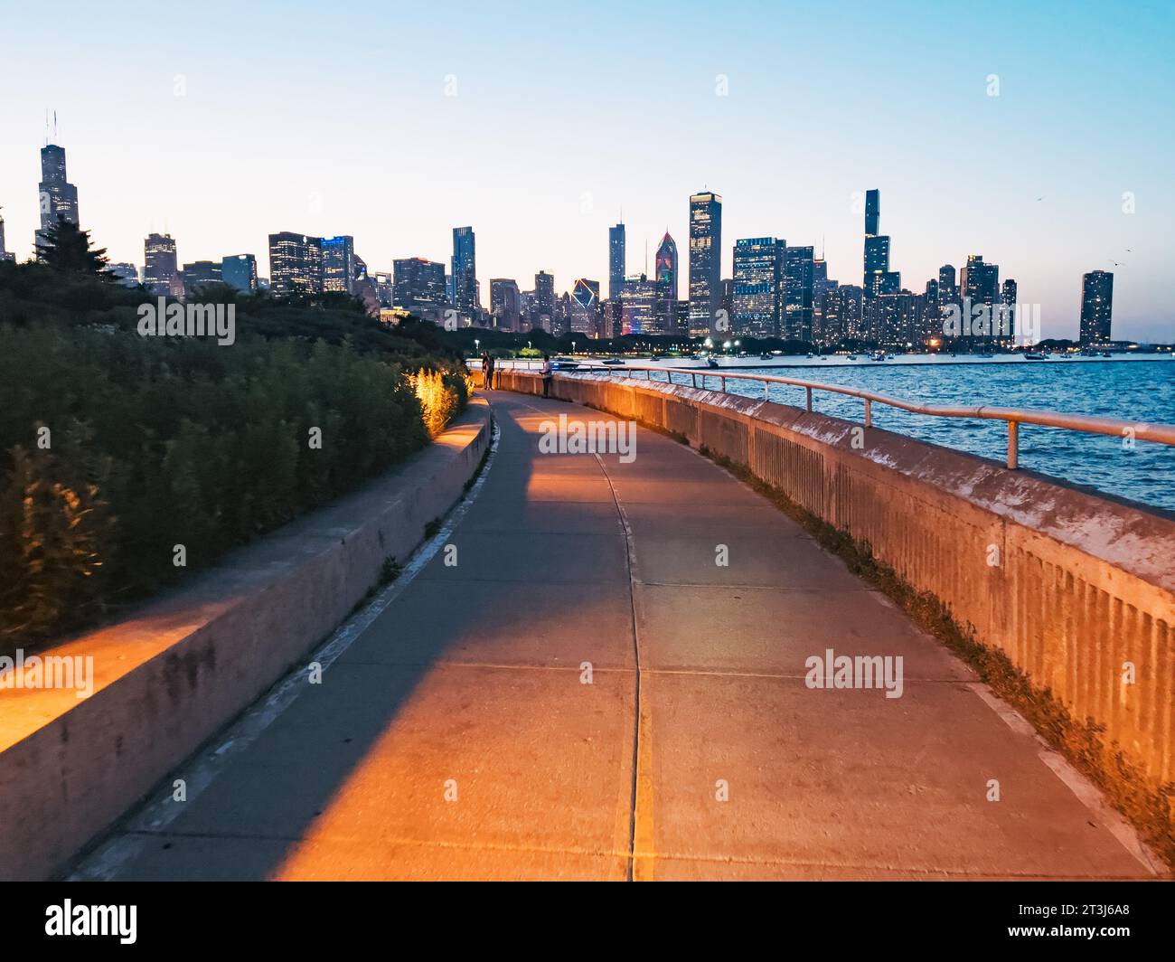 Die Skyline der Stadt Chicago, die eines Abends vom Lakefront Trail aus gesehen wurde Stockfoto