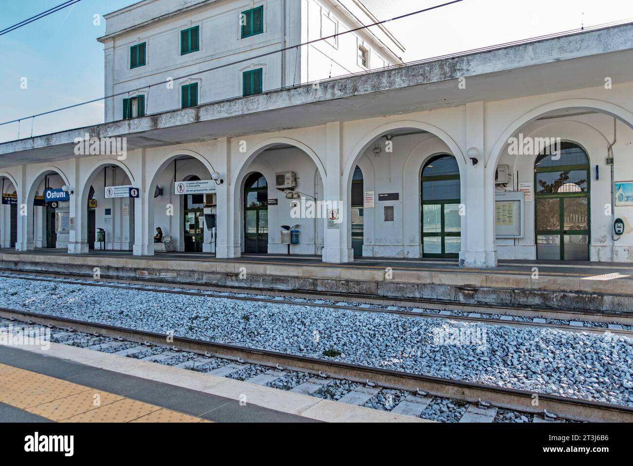 Der Bahnhof in Ostuni, Italien. Die Zugverbindungen werden von Trenitalia, dem wichtigsten Eisenbahnunternehmen in Italien, betrieben. Stockfoto