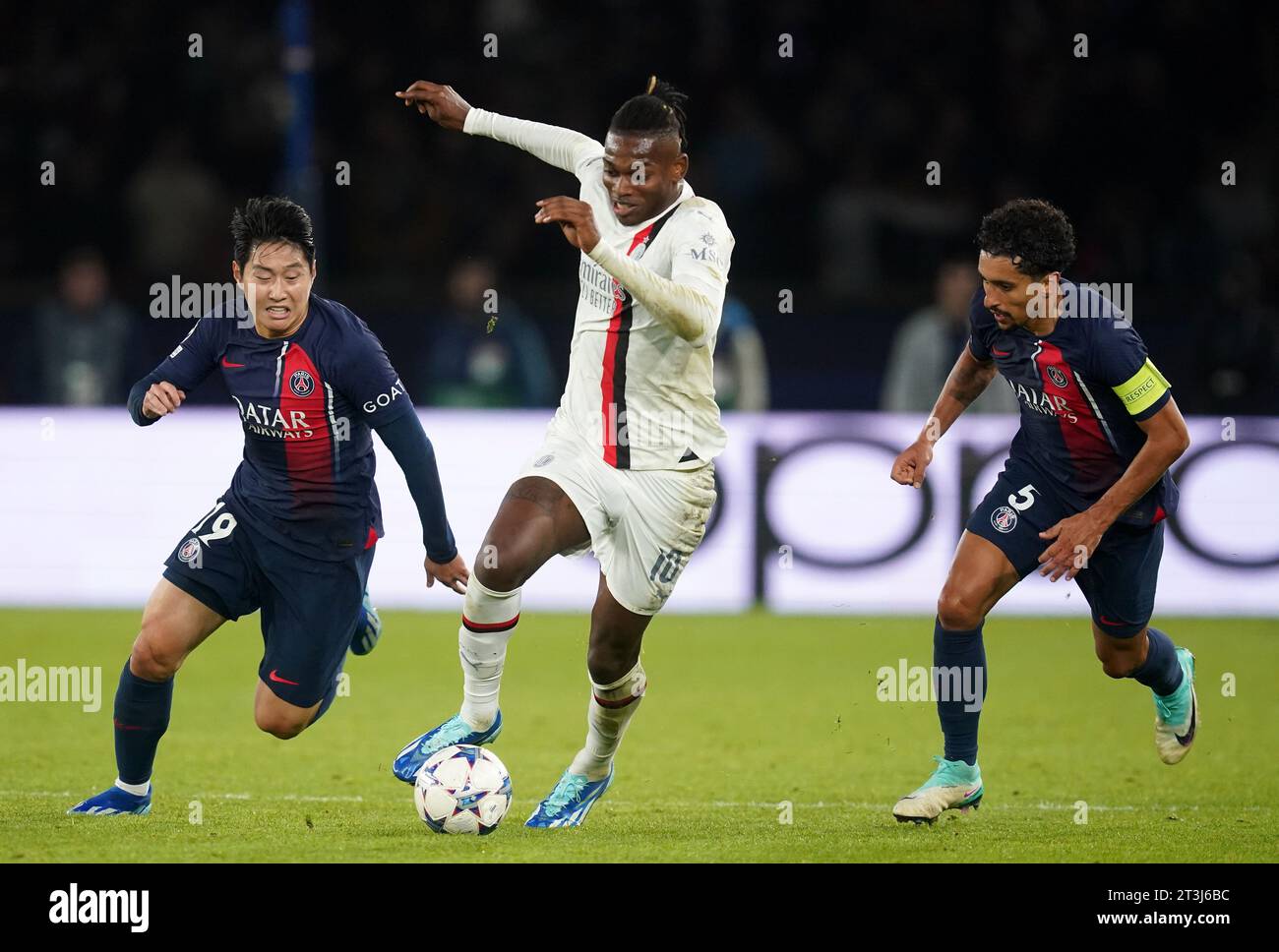 Rafael Leao von AC Mailand im Kampf gegen Marquinhos (rechts) und Kang-in Lee (links) während des Spiels der Gruppe F der UEFA Champions League im Parc des Princes in Paris. Bilddatum: Mittwoch, 25. Oktober 2023. Stockfoto