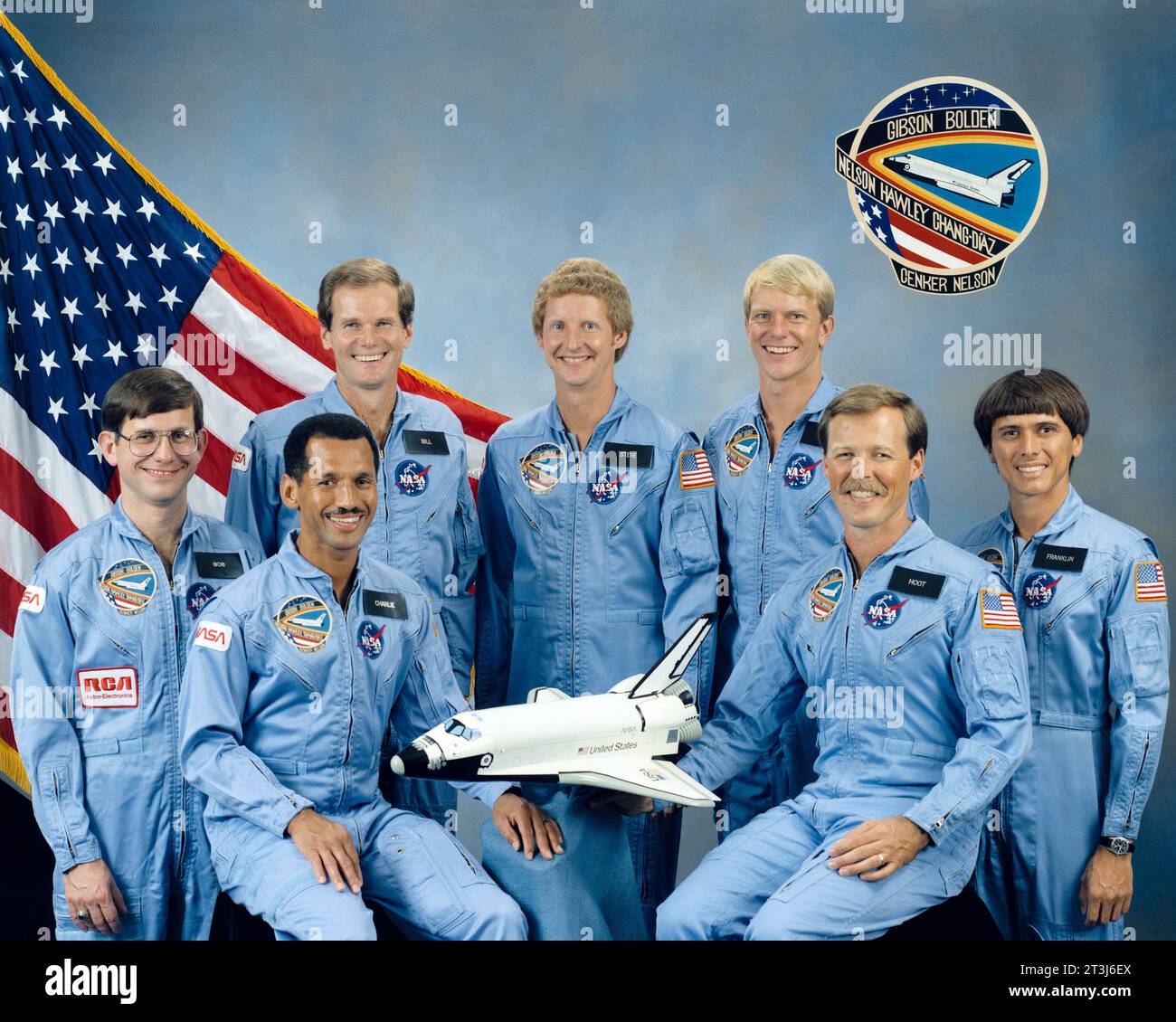 STS-61-C Crew, die STS-61-C Crew des Space Shuttle Columbia posiert für ihr offizielles Porträt. Robert L. Gibson (2. Rechts) war der Kommandant der Mission und Charles F. Bolden (2. Links) war der Pilot. Die Missionsspezialisten waren Steven A. Hawley (Mitte), George D. Nelson (hinten rechts) und Franklin R. Chang-Diaz (rechts). Die Spezialisten für die Nutzlast waren Robert J. Cenker (links), der RCA repräsentierte, und Bill Nelson (links hinten). Stockfoto