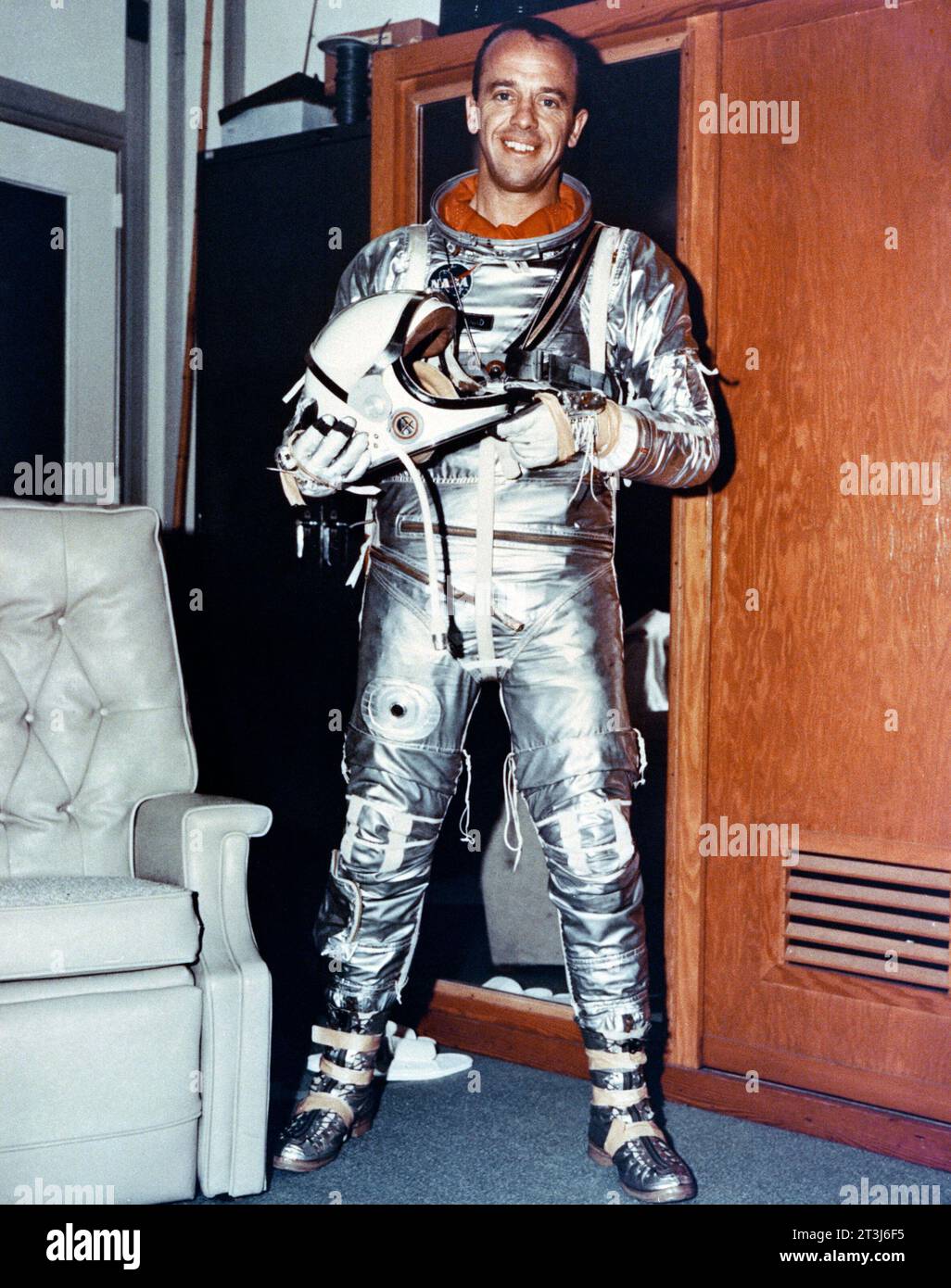 Astronaut Alan B. Shepard Jr. Astronaut Alan B. Shepard Jr. in seinem Mercury Pressure Suit, bevor er mit einem Mercury-Redstone-3-Raumschiff von Cape Canaveral auf einer suborbitalen Mission starten konnte. Diese Mission war die erste menschliche Raumfahrt der USA. Bildnummer: s63-02082 Datum: 5. Mai 1961 Stockfoto