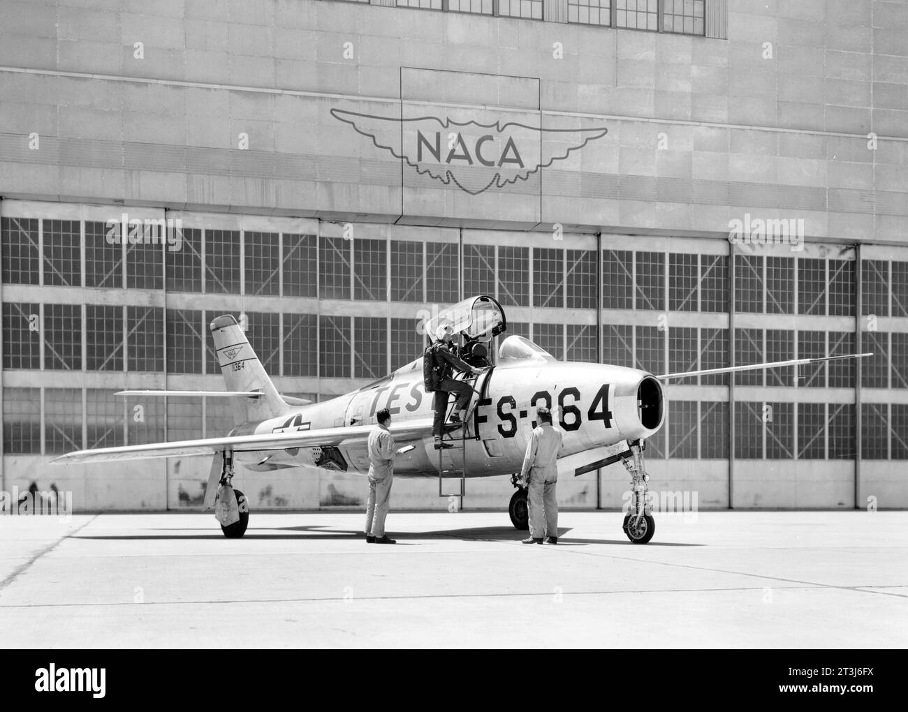 Der von der United States Air Force eingesetzte Jagdbomber Republic F84F Thunderjet war eines von mehreren Hochgeschwindigkeitsflugzeugen, die an der Flugforschung im NACA Ames Aeronautical Laboratory (heute Ames Research Center) im Moffett Field, Kalifornien, beteiligt waren. Instrumente im Flugzeug erfassen große Datenmengen über ihre aerodynamische Leistung, da sie von einem NACA-Wissenschaftspiloten durch ein sorgfältig geplantes Forschungsprogramm geflogen wird. Später werden diese Daten von NACA-Wissenschaftlern ausgewertet und interpretiert, und Berichte, die auf ihren Erkenntnissen basieren, werden wertvolle Informationen für Konstrukteure zukünftiger Flugzeuge liefern. Stockfoto