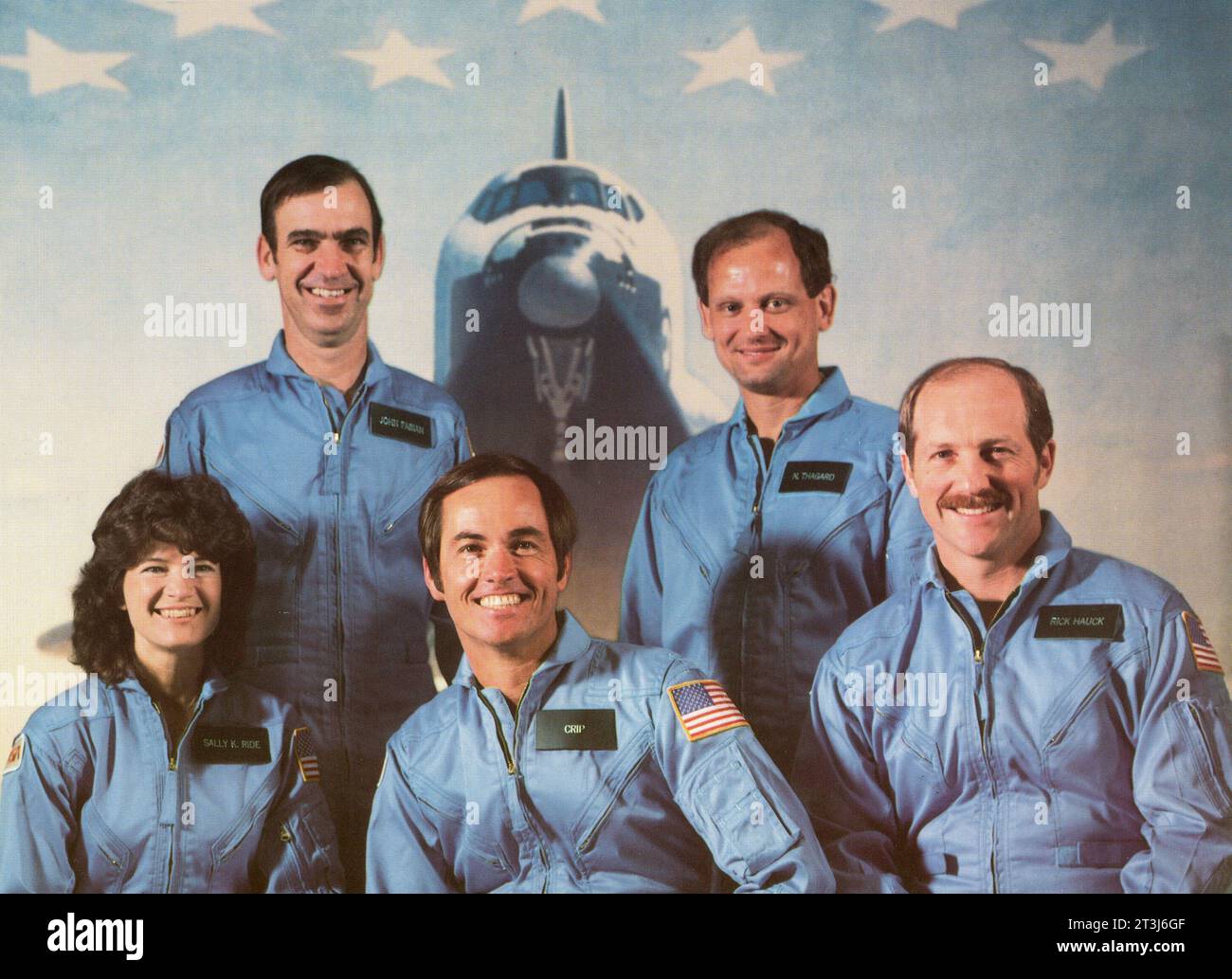 Astronauten der STS-7/Challenger-Mission sind von links nach rechts erste Reihe: Sally K. Ride (Missionsspezialist), Robert L. Crippen (Kommandeur), Frederick H. Hauck (Pilot); hintere Reihe: John M. Fabian (links) und Norman E. Thagard (Missionsspezialisten). STS-7 startete am 18. Juni 1983 die erste fünfköpfige Crew und die erste amerikanische Astronautin in den Weltraum. STS-7-Astronauten, 1983 Astronauten der STS-7/Challenger-Mission sind von links nach rechts erste Reihe: Sally K. Ride (Missionsspezialist), Robert L. Crippen (Kommandeur), Frederick H. Hauck (Pilot); hintere Reihe: John M. Fabian (links) und Norman E. Thagard Stockfoto