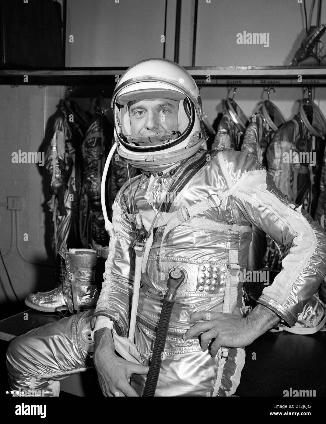 Astronaut Alan Shepard, Astronaut Alan B. Shepard Jr. in seinem Anzug mit geöffnetem Helm für den Mercury-Redstone 3 (MR-3) Flug, den ersten amerikanischen menschlichen Raumflug. Stockfoto