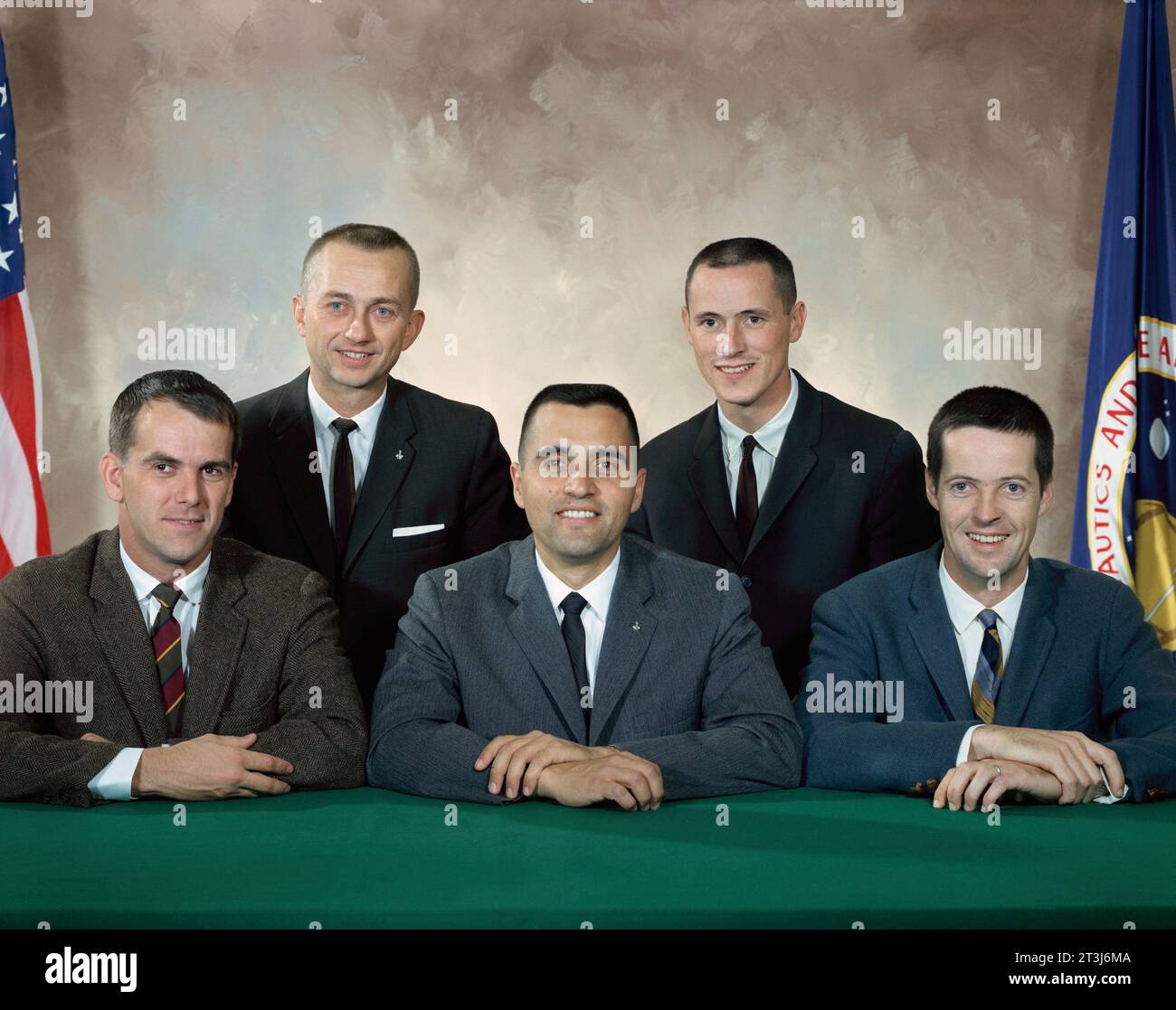 1965 Wissenschaftler-Astronauten-Klasse. Fünf Wissenschaftler-Astronauten, deren Auswahl am 27. Juni 1965 von der National Aeronautics and Space Administration bekannt gegeben wurde. Sie waren die vierte Gruppe von US-Astronauten, die von der NASA ausgewählt wurden. In der ersten Reihe sind P. Curtis Michel, Physiker, Harrison H. Schmitt, Astrogeologe, und Joseph F. Kerwin, Arzt. In der hinteren Reihe von links nach rechts sind Owen K. Garriott, Physiker, und Edward G. Gibson, Physiker. Bildnummer: S66-65248 Datum: 1. November 1965 Stockfoto