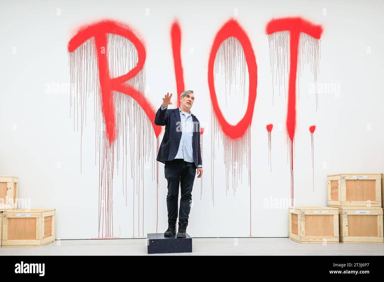 London, Großbritannien. Oktober 2023. Paul Foster, Direktor der Saatchi Gallery, spricht bei der Eröffnung. "R.I.O.T." sieht sechzehn ehemalige Aufstandshelme aus Strafverfolgungsoperationen im Vereinigten Königreich, die von 16 Künstlern zurückgewonnen und in Friedenshelme verwandelt wurden. Sie wurden vor bis zu zehn Jahren erstellt und wurden zum ersten Mal angezeigt. R.I.O.T. läuft in der Saatchi Gallery vom 26. Oktober bis 7. November. Quelle: Imageplotter/Alamy Live News Stockfoto