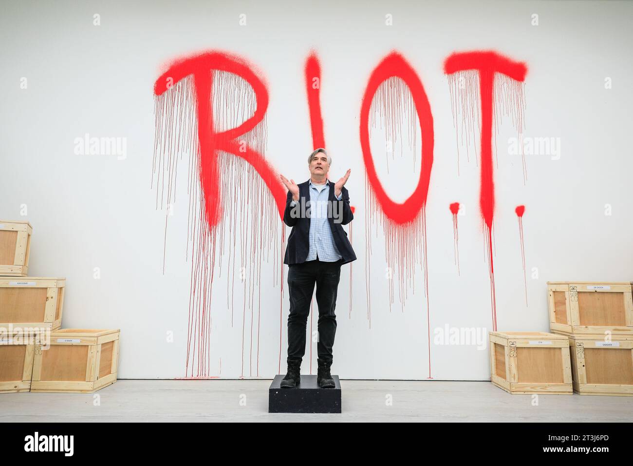 London, Großbritannien. Oktober 2023. Paul Foster, Direktor der Saatchi Gallery, spricht bei der Eröffnung. "R.I.O.T." sieht sechzehn ehemalige Aufstandshelme aus Strafverfolgungsoperationen im Vereinigten Königreich, die von 16 Künstlern zurückgewonnen und in Friedenshelme verwandelt wurden. Sie wurden vor bis zu zehn Jahren erstellt und wurden zum ersten Mal angezeigt. R.I.O.T. läuft in der Saatchi Gallery vom 26. Oktober bis 7. November. Quelle: Imageplotter/Alamy Live News Stockfoto