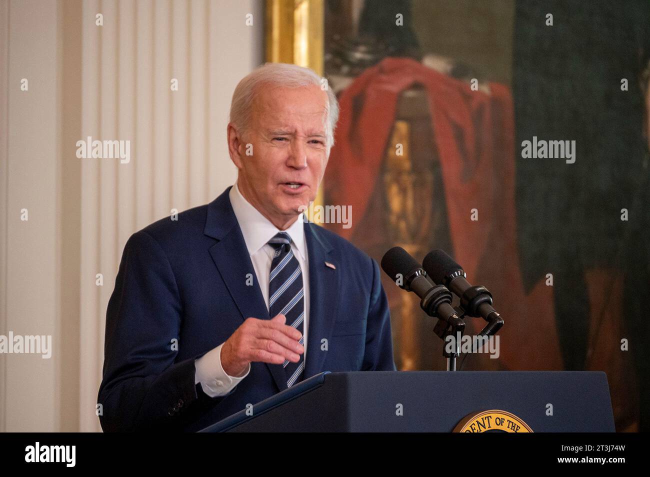 Washington, Usa. Oktober 2023. US-Präsident Joe Biden hält während der National Medal of Science Awards-Zeremonie im East Room of the White House, 24. Oktober 2023 in Washington, DC Credit: Christopher Kaufmann/USA Army Photo/Alamy Live News Stockfoto