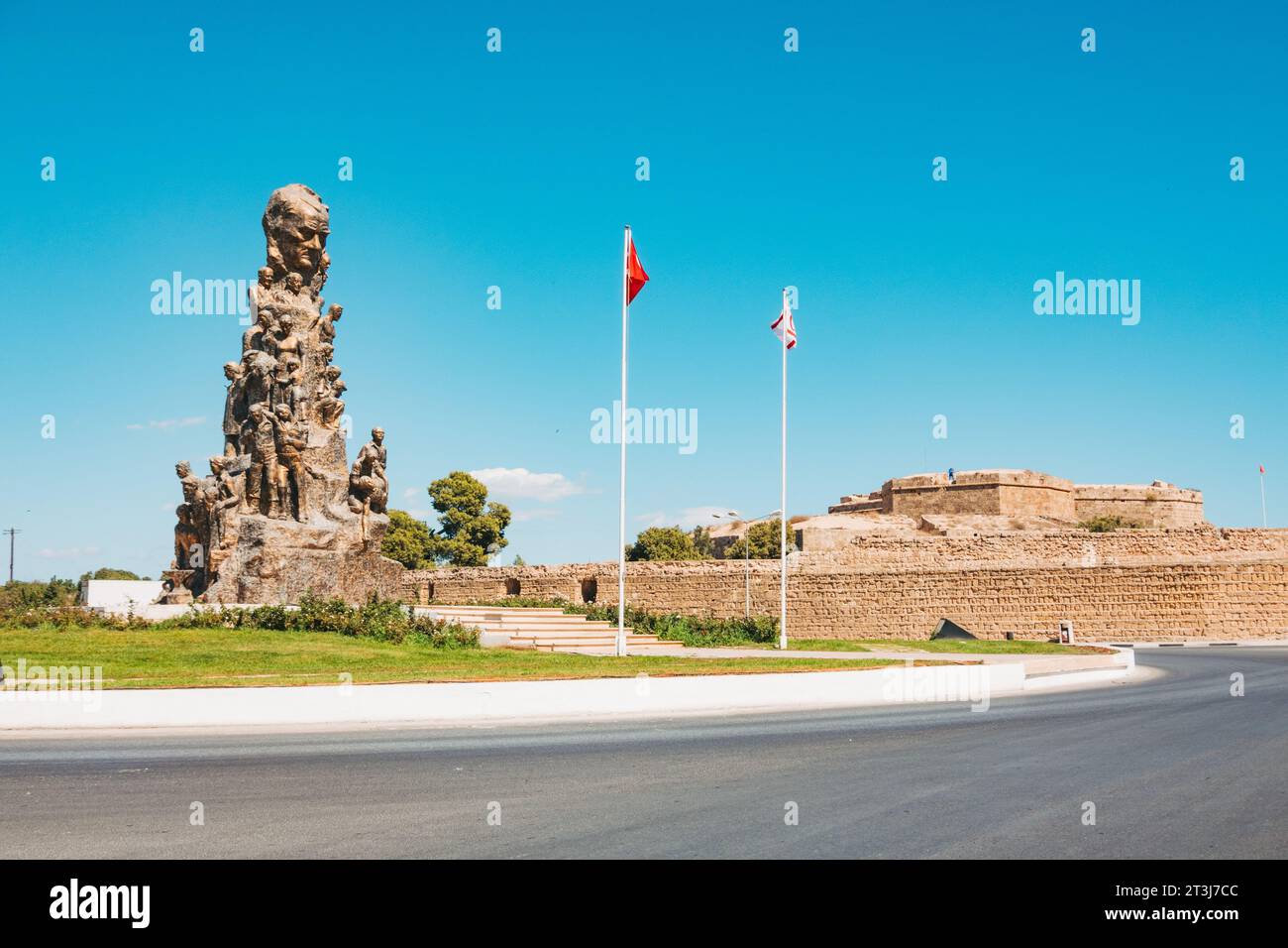 Großes Freiheitsdenkmal, eine Atatürk-Statue neben der Bastion Rivettina in Famagusta, Nordzypern. Die Skulptur wurde 1979 von Tankut Öktem gestaltet Stockfoto