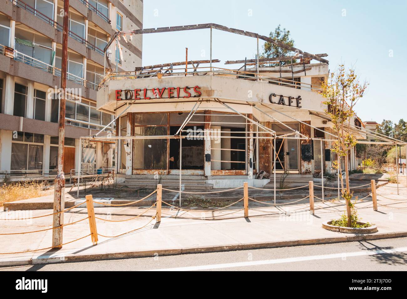 Das verlassene Edelweiss Cafe im Vorort Varosha, Famagusta, Nordzypern. 1974 marschierten türkische Truppen ein, und die Bewohner können nicht zurückkehren Stockfoto