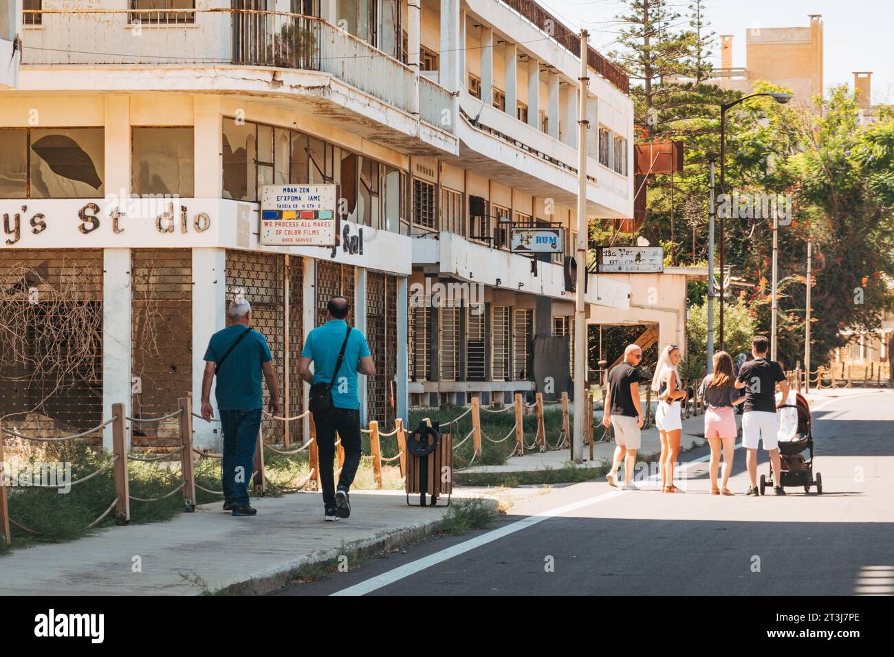 Touristen besichtigen verlassene Gebäude in der Geisterstadt Varosha, Nordzypern. 2020 wieder für die Öffentlichkeit geöffnet Stockfoto