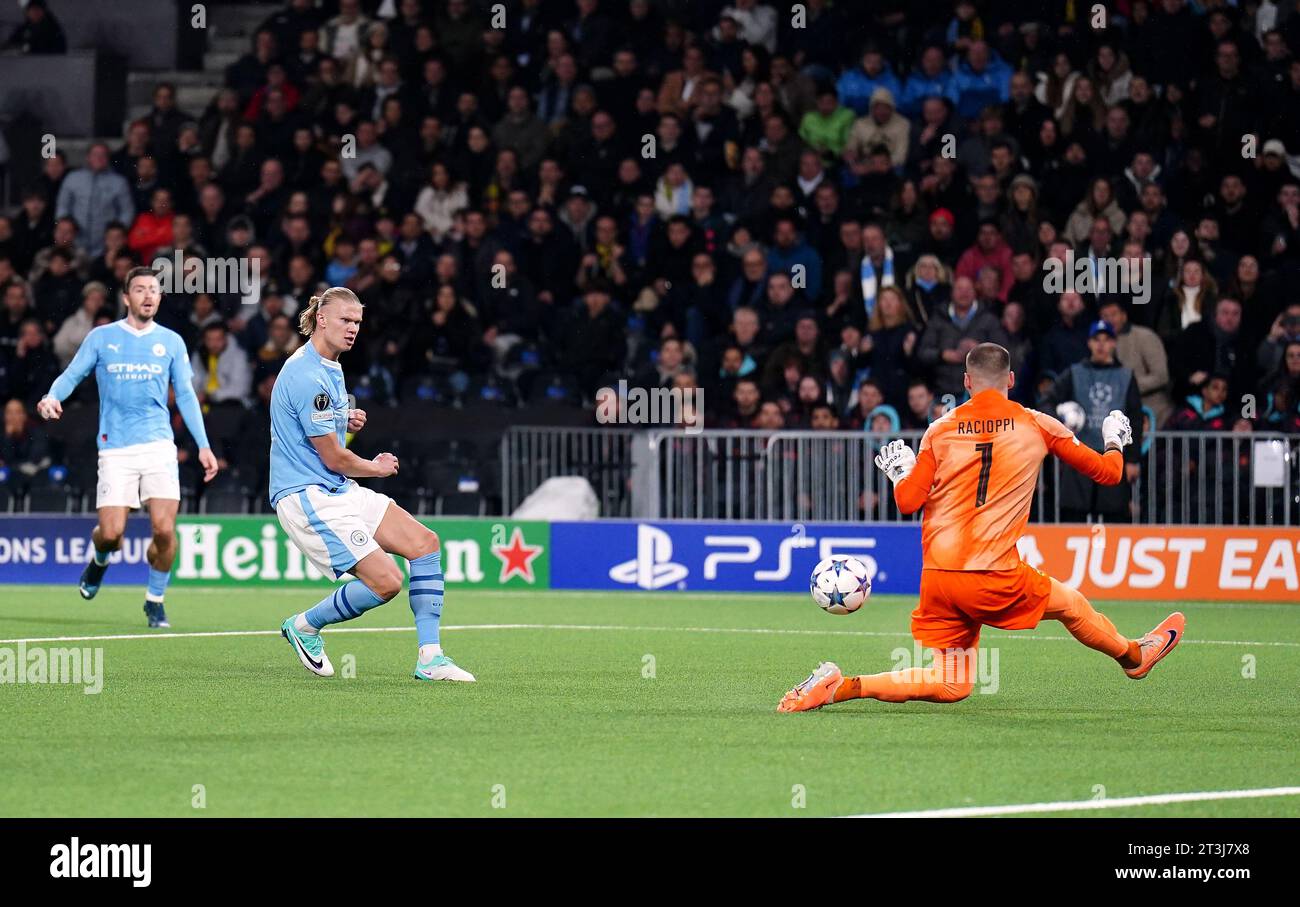 Erling Haaland aus Manchester City schießt während des Gruppenspiels der UEFA Champions League im Wankdorf-Stadion in Bern. Bilddatum: Mittwoch, 25. Oktober 2023. Stockfoto