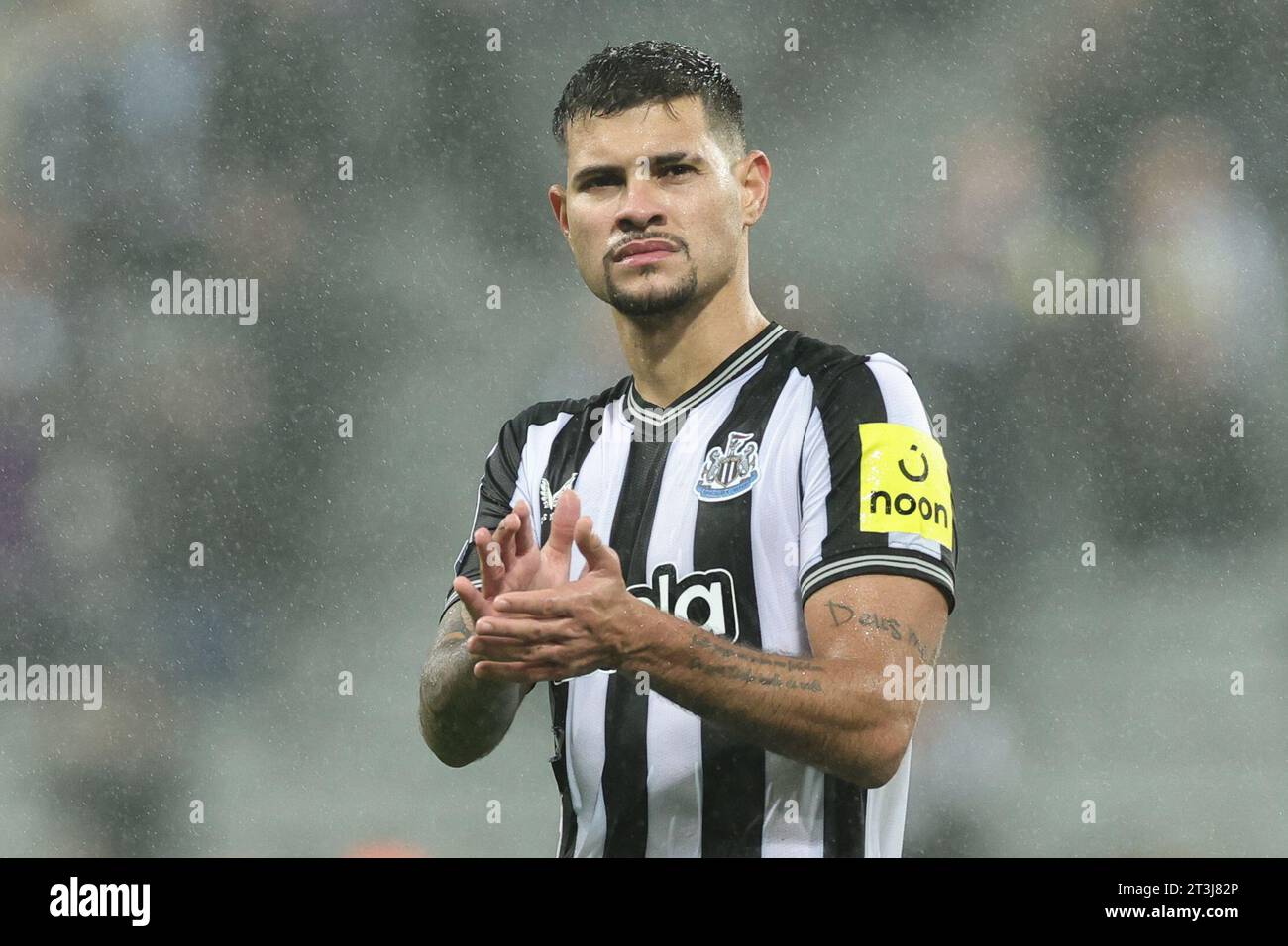 Newcastle, Großbritannien. Oktober 2023. Bruno Guimarães #39 von Newcastle United applaudiert den Fans, nachdem Newcastle 0-1 beim UEFA Champions League-Spiel Newcastle United gegen Borussia Dortmund in St. James's Park, Newcastle, Großbritannien, 25. Oktober 2023 (Foto: Mark Cosgrove/News Images) Credit: News Images LTD/Alamy Live News Stockfoto