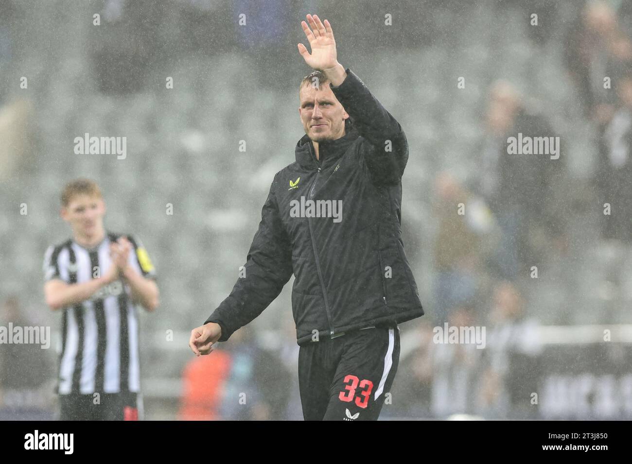 Newcastle, Großbritannien. Oktober 2023. Dan Burn #33 von Newcastle United applaudiert den Heimfans, nachdem Newcastle 0-1 beim UEFA Champions League-Spiel Newcastle United gegen Borussia Dortmund in St. verloren hat James's Park, Newcastle, Großbritannien, 25. Oktober 2023 (Foto: Mark Cosgrove/News Images) Credit: News Images LTD/Alamy Live News Stockfoto