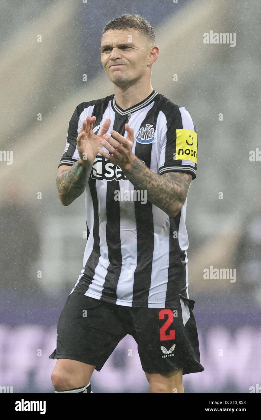 Newcastle, Großbritannien. Oktober 2023. Kieran Trippier #2 von Newcastle United applaudiert den Heimfans, nachdem Newcastle 0-1 während des UEFA Champions League-Spiels Newcastle United gegen Borussia Dortmund in St. verloren hat James's Park, Newcastle, Großbritannien, 25. Oktober 2023 (Foto: Mark Cosgrove/News Images) Credit: News Images LTD/Alamy Live News Stockfoto