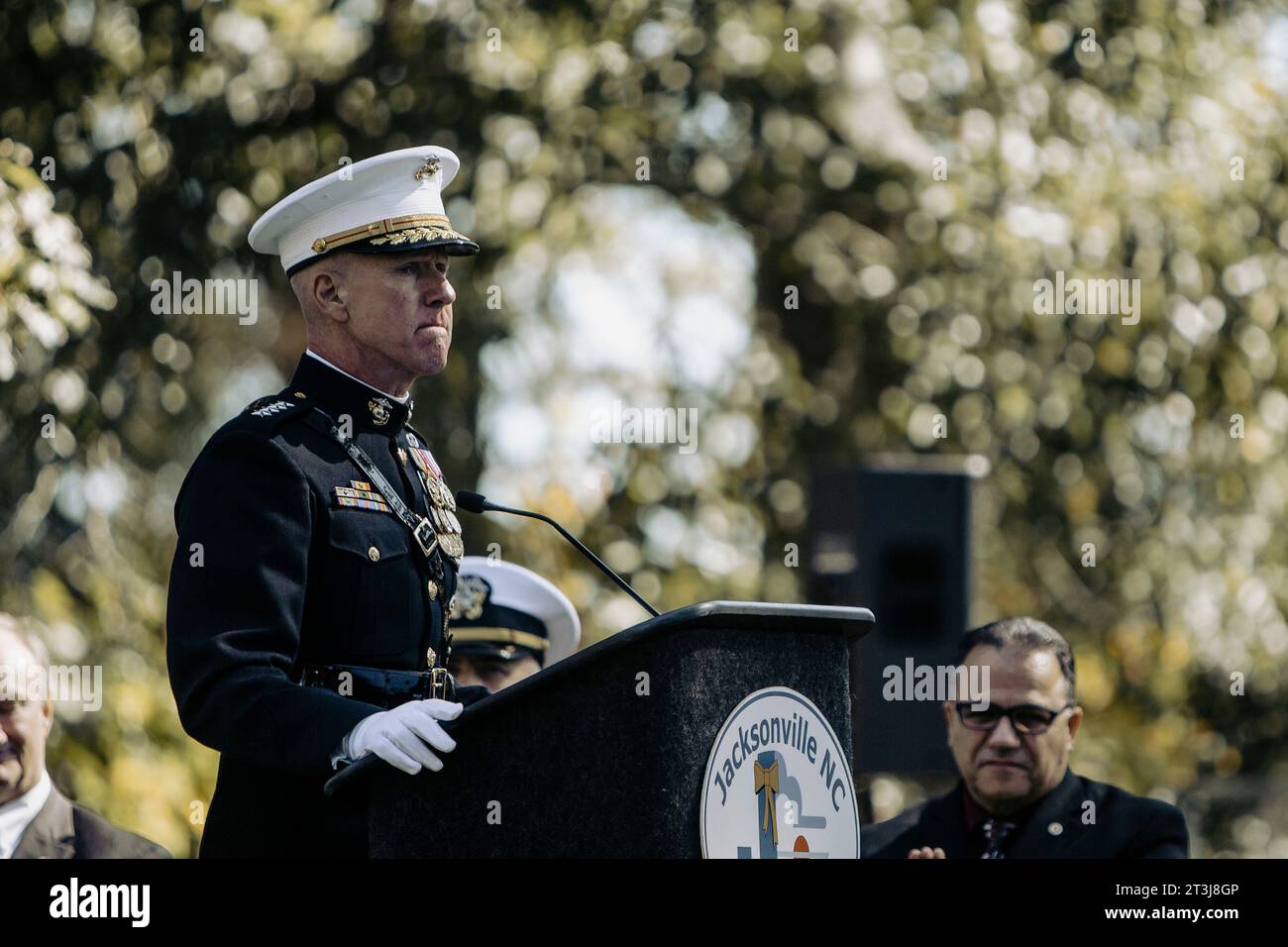 Jacksonville, Usa. Oktober 2023. General Eric Smith, Kommandant des U.S. Marine Corps, hält während der 40. Beirut Memorial Observance Zeremonie am 23. Oktober 2023 in den Lejeune Memorial Gardens in Jacksonville, North Carolina. Die Gedenkfeier erinnert an die Toten, die bei den Terroranschlägen in der US-Marine-Kaserne in Beirut ums Leben gekommen sind. Anz.: LCpl. Zachary Zephir/USA Marines/Alamy Live News Stockfoto