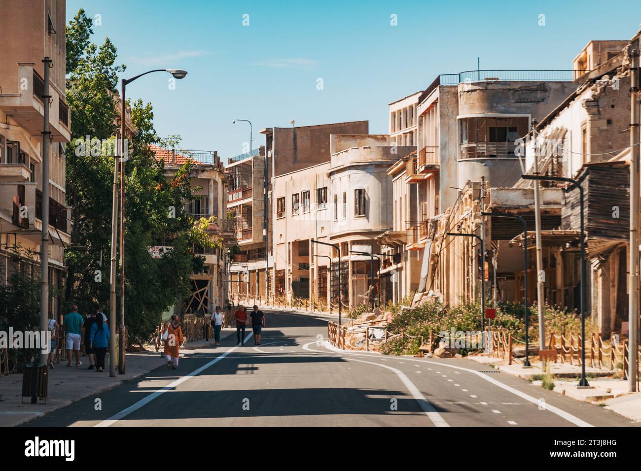 Neu gepflasterte Straße in der Geisterstadt Varosha, Nordzypern, die 2020 für Touristen geöffnet wurde, nachdem sie über 40 Jahre lang für die Öffentlichkeit gesperrt war Stockfoto
