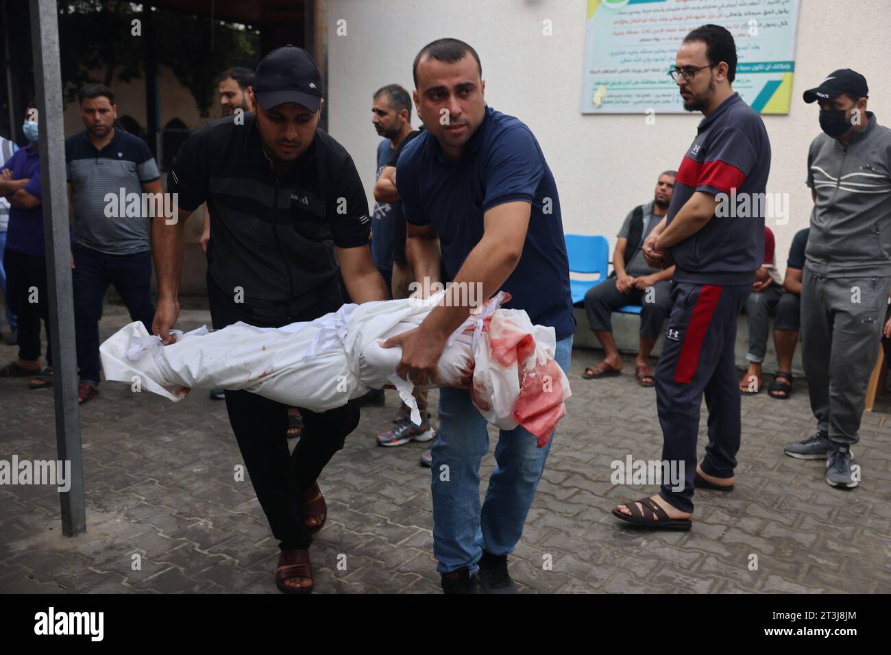 Rafah, Gaza. Oktober 2023. Ärzte transportieren die Leichen von Palästinensern, die am Mittwoch, den 25. Oktober 2023, in Rafah im südlichen Gazastreifen getötet wurden. Die Zahl der Todesopfer durch israelische Streiks im Gazastreifen ist auf fast 7.000 gestiegen, sagte das palästinensische Gesundheitsministerium. Foto: Ismael Mohamad/UPI. Quelle: UPI/Alamy Live News Stockfoto