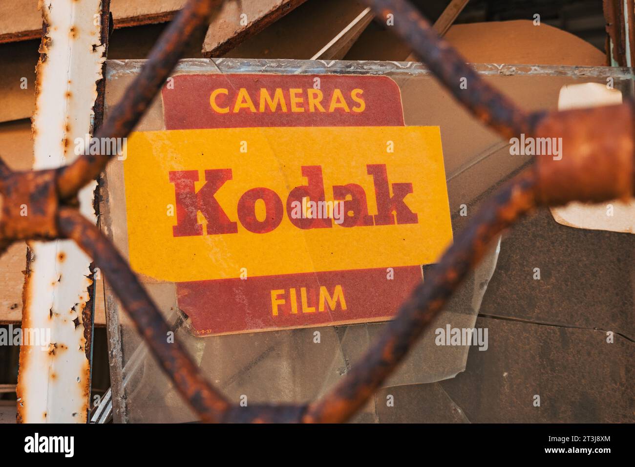 Ein Kodak-Schild in einem alten Kameraladen in Varosha, Nordzypern. Die Stadt wurde 1974 aufgegeben, nachdem sie von türkischen Truppen eingefallen war. Stockfoto