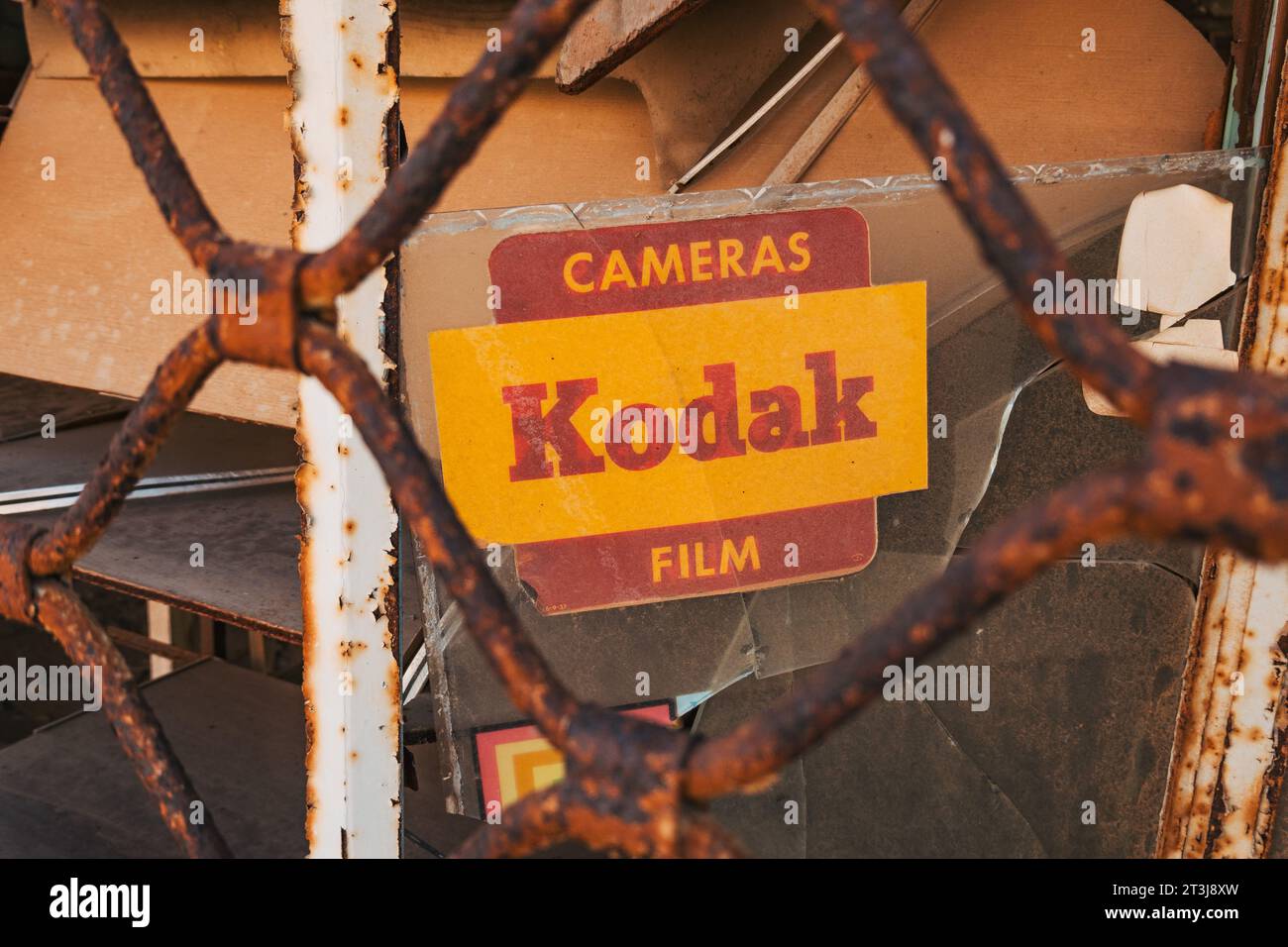 Ein Kodak-Schild in einem alten Kameraladen in Varosha, Nordzypern. Die Stadt wurde 1974 aufgegeben, nachdem sie von türkischen Truppen eingefallen war. Stockfoto