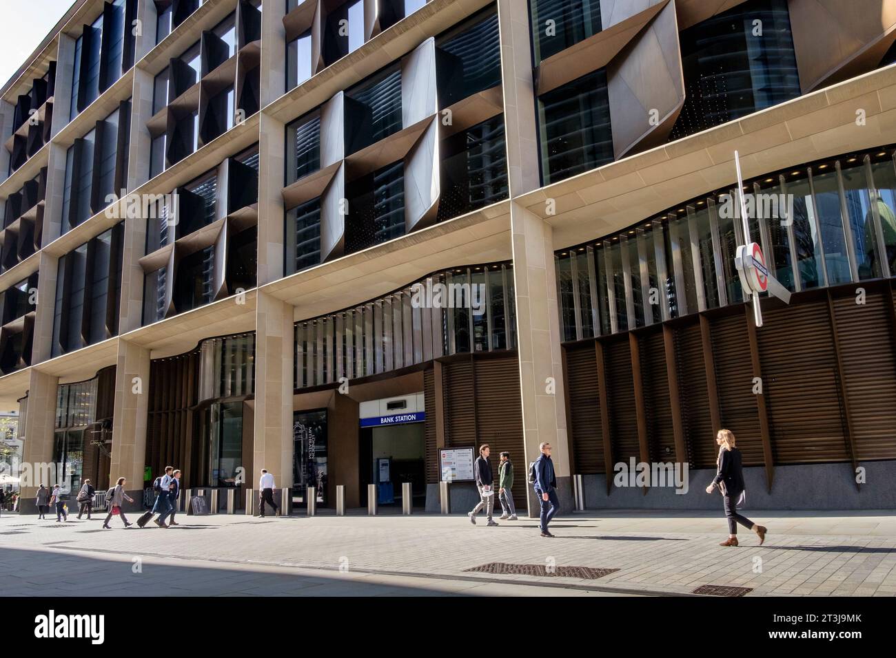 Walbrook mit der Seite des Bloomberg-Gebäudes und Eingang zur U-Bahnstation Bank, London EC4, Großbritannien Stockfoto