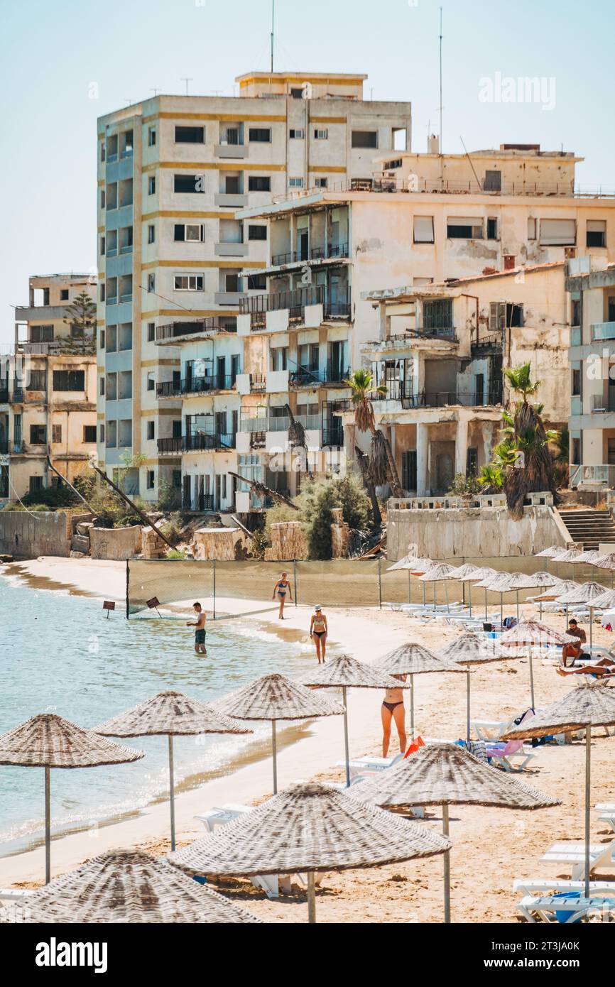Ein Strand in Varosha, Nordzypern. Nach der türkischen Invasion 1974 für die Öffentlichkeit geschlossen, geriet das Gebiet unter territoriale Streitigkeiten. Seit seiner Wiedereröffnung 2017 Stockfoto