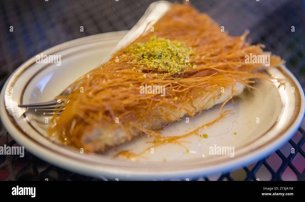Pistacio-Topping auf einem mediterranen Kuchen-Dessert Stockfoto