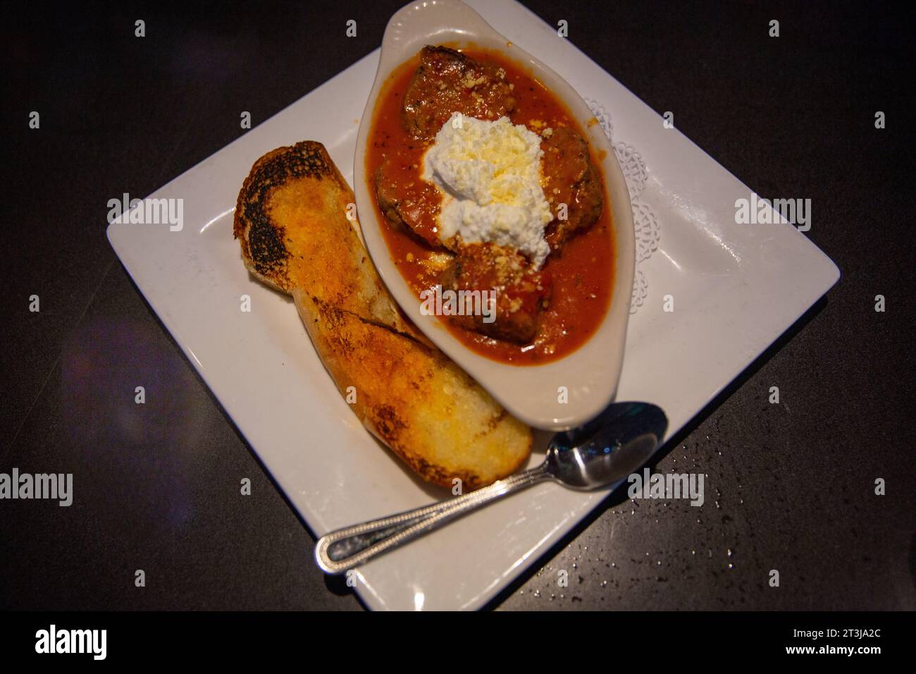 Italienische Fleischbällchen mit Ricotta und Knoblauch über den Kopf geschossen Stockfoto