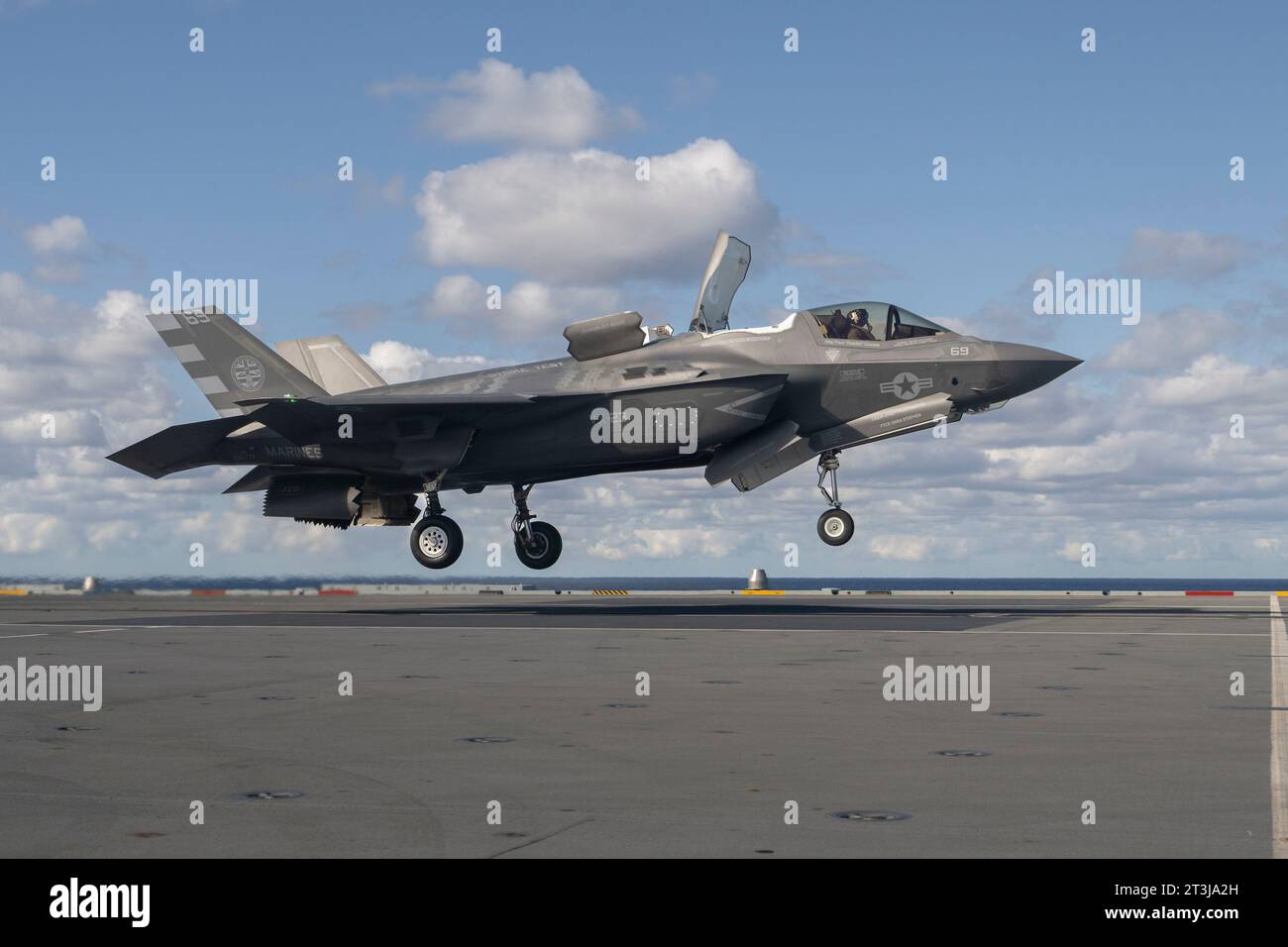 Patuxent River, Usa. Oktober 2023. Ein US-Marine Corps F-35B Lightning II Tarnjäger führt während der Testphase 3 am 24. Oktober 2023 vor der Küste von Maryland, USA, eine rollende vertikale Landung auf dem Flugdeck des Flugzeugträgers der Royal Navy Queen Elizabeth-Klasse HMS Prince of Wales durch. Kredit: Michael Jackson/USA Navy Photo/Alamy Live News Stockfoto