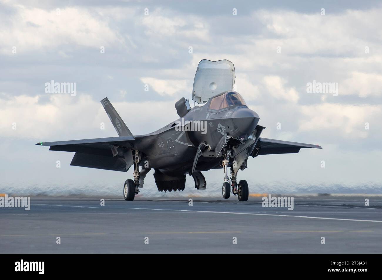 Patuxent River, Usa. Oktober 2023. Ein US-Marine Corps F-35B Lightning II Tarnjäger führt während der Testphase 3 am 24. Oktober 2023 vor der Küste von Maryland, USA, eine rollende vertikale Landung auf dem Flugdeck des Flugzeugträgers der Royal Navy Queen Elizabeth-Klasse HMS Prince of Wales durch. Kredit: Kyra Helwick/USA Navy Photo/Alamy Live News Stockfoto