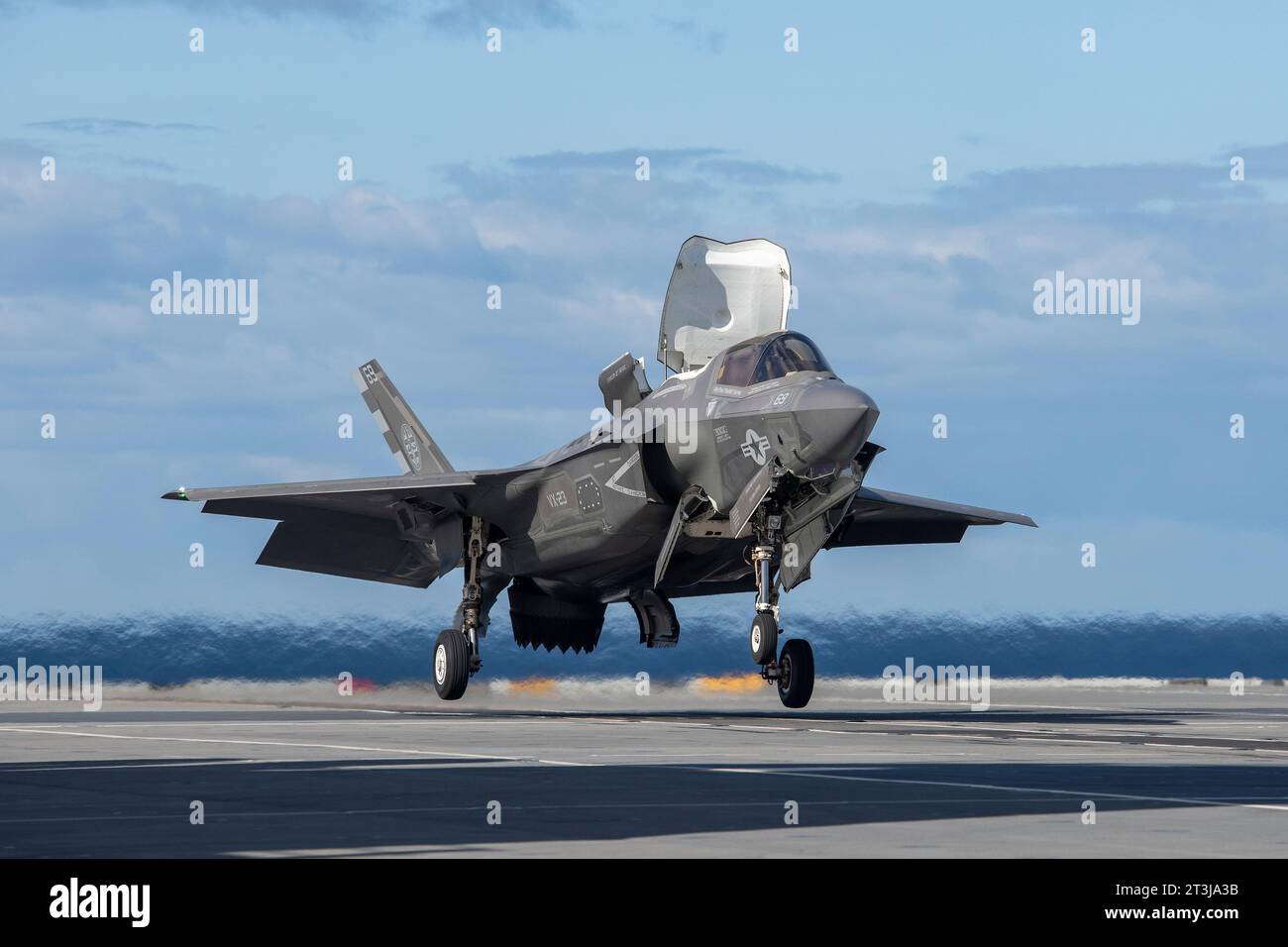 Patuxent River, Usa. Oktober 2023. Ein US-Marine Corps F-35B Lightning II Tarnjäger führt während der Testphase 3 am 24. Oktober 2023 vor der Küste von Maryland, USA, eine rollende vertikale Landung auf dem Flugdeck des Flugzeugträgers der Royal Navy Queen Elizabeth-Klasse HMS Prince of Wales durch. Kredit: Kyra Helwick/USA Navy Photo/Alamy Live News Stockfoto