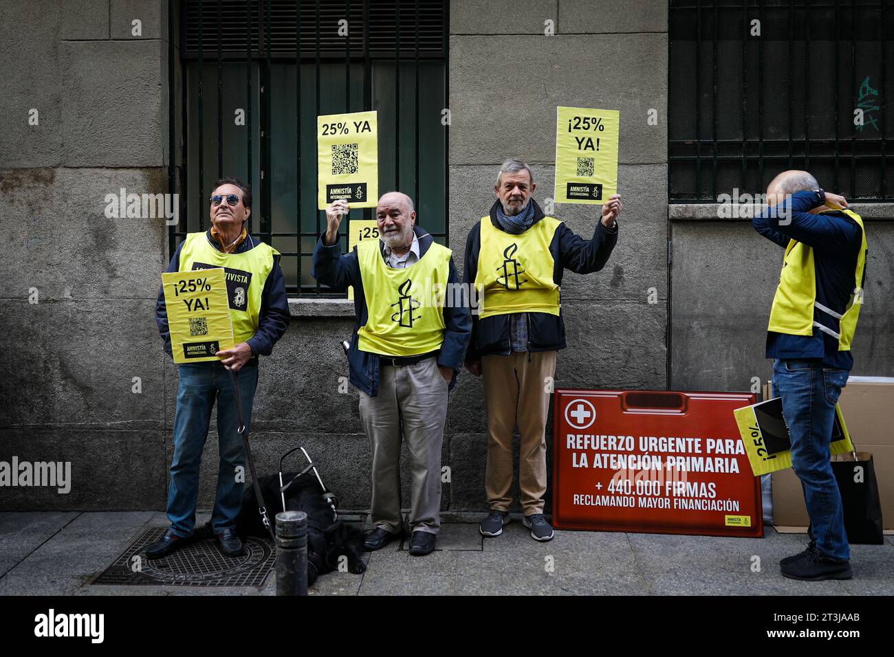 Die Demonstranten halten während der Demonstration Plakate mit ihrer Meinung vor der Fassade des Gesundheitsministeriums der Gemeinschaft Madrid. Amnesty International übergibt 440.000 Unterschriften an das Gesundheitsministerium der Gemeinschaft Madrid, um eine erhebliche Erhöhung der öffentlichen Ausgaben für die Grundversorgung zu fordern. Aktivisten von Amnesty International Madrid zusammen mit Vertretern von Amyts (Verband der Ärzte und Oberen von Madrid), Madrider Gesellschaft für Familien- und Gemeinschaftsmedizin, Marea Blanca und FRAVM (Regionalverband der Nachbarschaftsverbände von Madrid) Stockfoto