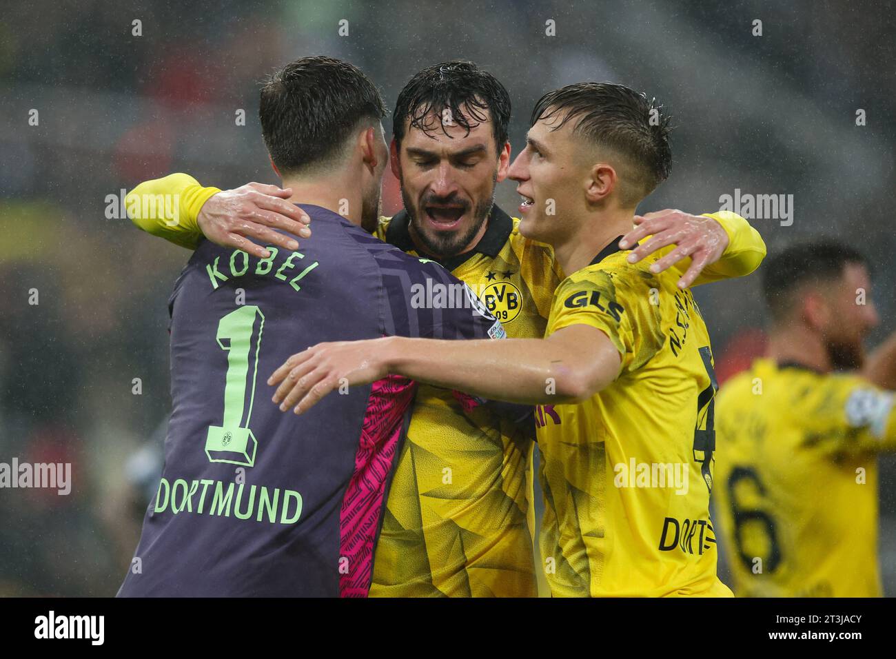 NEWCASTLE UPON TYNE, Großbritannien - 25. Oktober 2023: Nico Schlotterbeck, Mats Hummels und Gregor Kobel von Borussia Dortmund feiern beim Finale des UEFA Champions League Gruppe F-Spiels zwischen Newcastle United und Borussia Dortmund in St. James’ Park (Quelle: Craig Mercer/ Alamy Live News) Stockfoto