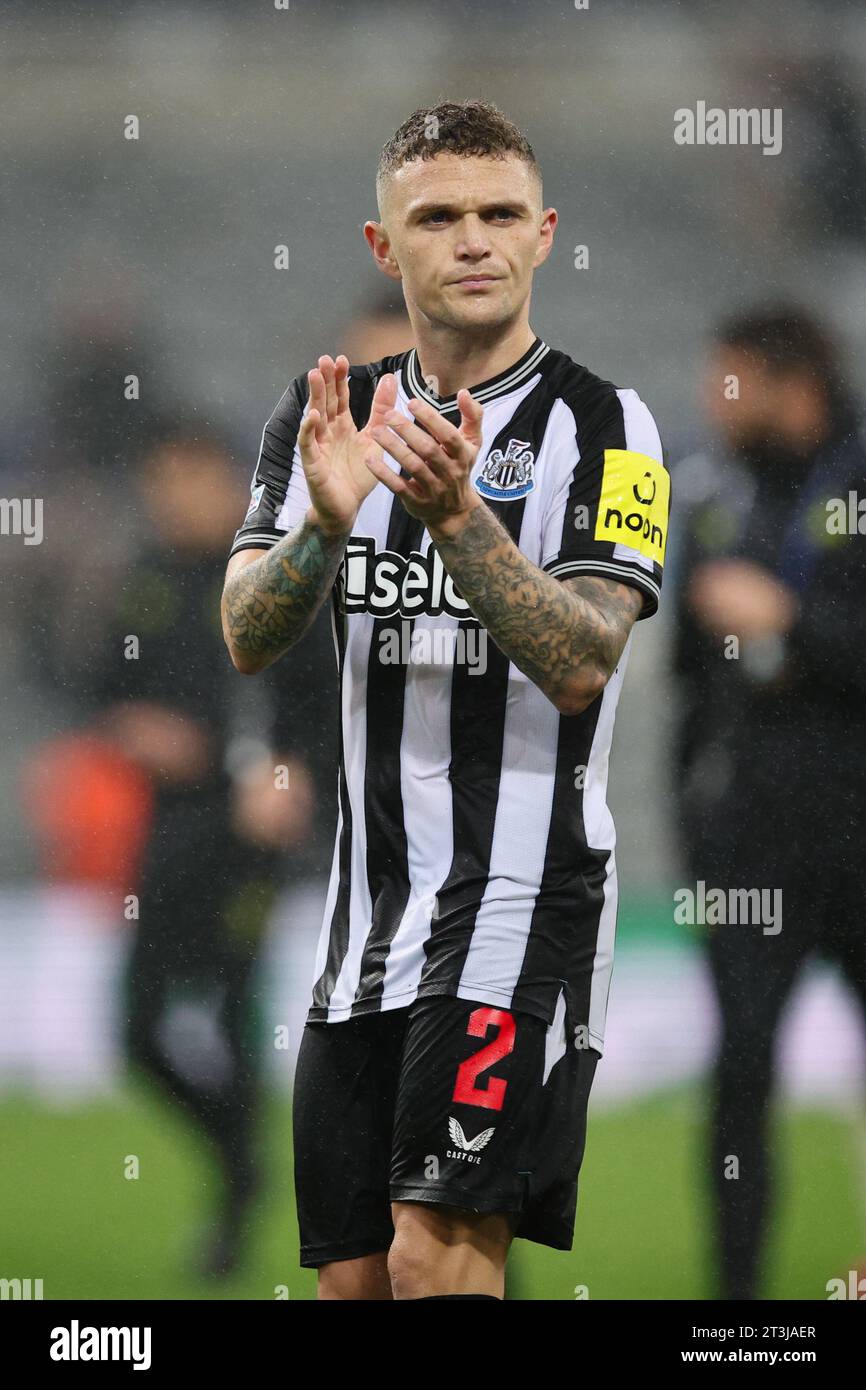 NEWCASTLE UPON TYNE, Großbritannien - 25. Oktober 2023: Kieran Trippier von Newcastle United applaudiert den Fans nach dem Spiel der UEFA Champions League Gruppe F zwischen Newcastle United und Borussia Dortmund in St. James’ Park (Quelle: Craig Mercer/ Alamy Live News) Stockfoto