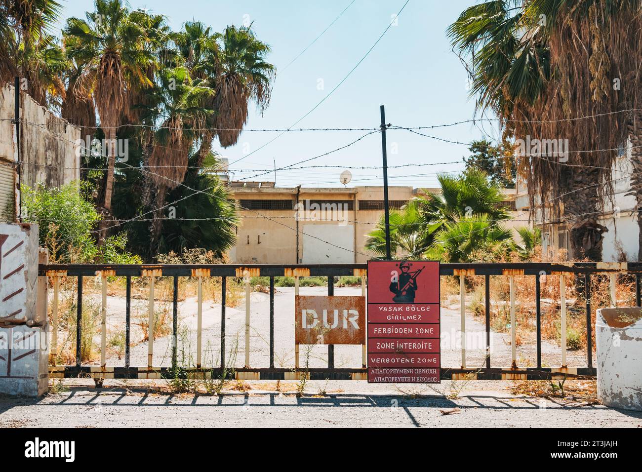 Ein mehrsprachiges Warnschild an einem Tor zu einem Sperrgebiet in der Nähe von Varosha, Famagusta, Nordzypern Stockfoto
