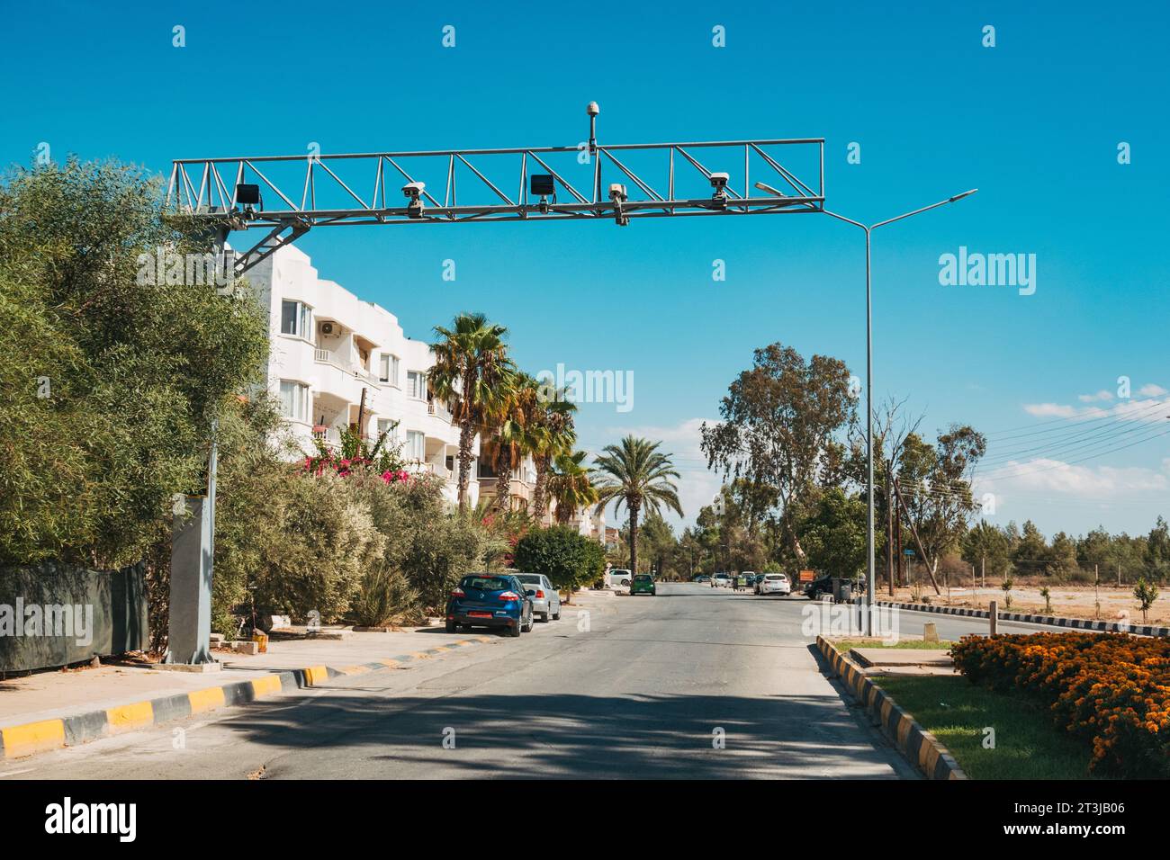 Kameras zeichnen die Kennzeichen jedes vorbeifahrenden Fahrzeugs auf einer Straße in Nordzypern auf, einem de facto von der Türkei unterstützten Staat im Norden der Insel Stockfoto