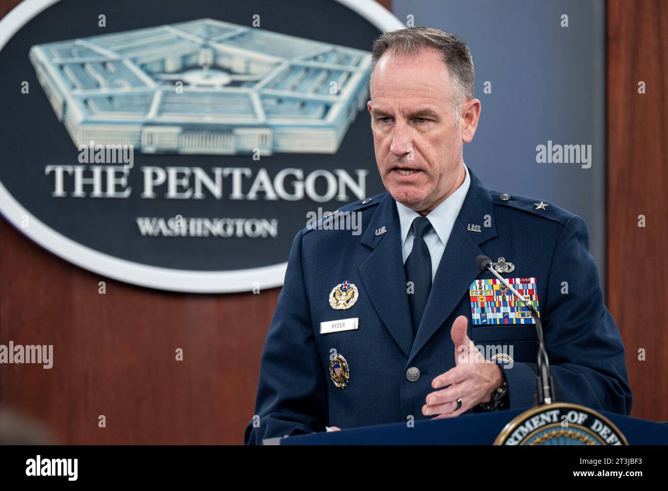 Arlington, Vereinigte Staaten Von Amerika. Oktober 2023. Arlington, Vereinigte Staaten von Amerika. 24. Oktober 2023. Pentagon Press Secretary Air Force Brig. General Pat Ryder antwortet auf eine Frage eines Reporters während eines Pressebriefings im Pentagon am 24. Oktober 2023 in Arlington, Virginia. Ryder gab bekannt, dass Patriot-Raketenbataillone nach dem Terroranschlag der Hamas auf Israel in den Nahen Osten fliegen, um die US-Streitkräfte zu schützen. Quelle: MC2 Alexander Kubitza/DOD/Alamy Live News Stockfoto