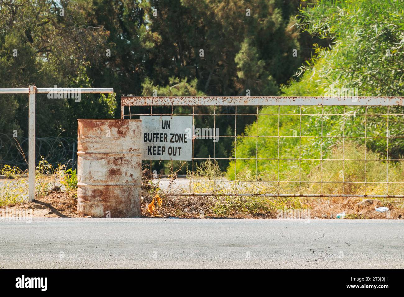 Ein Schild mit der Aufschrift "UN Pufferzone, keep out" an einem Grenzübergang zwischen dem nördlichen und dem südlichen Teil der Insel Zypern Stockfoto